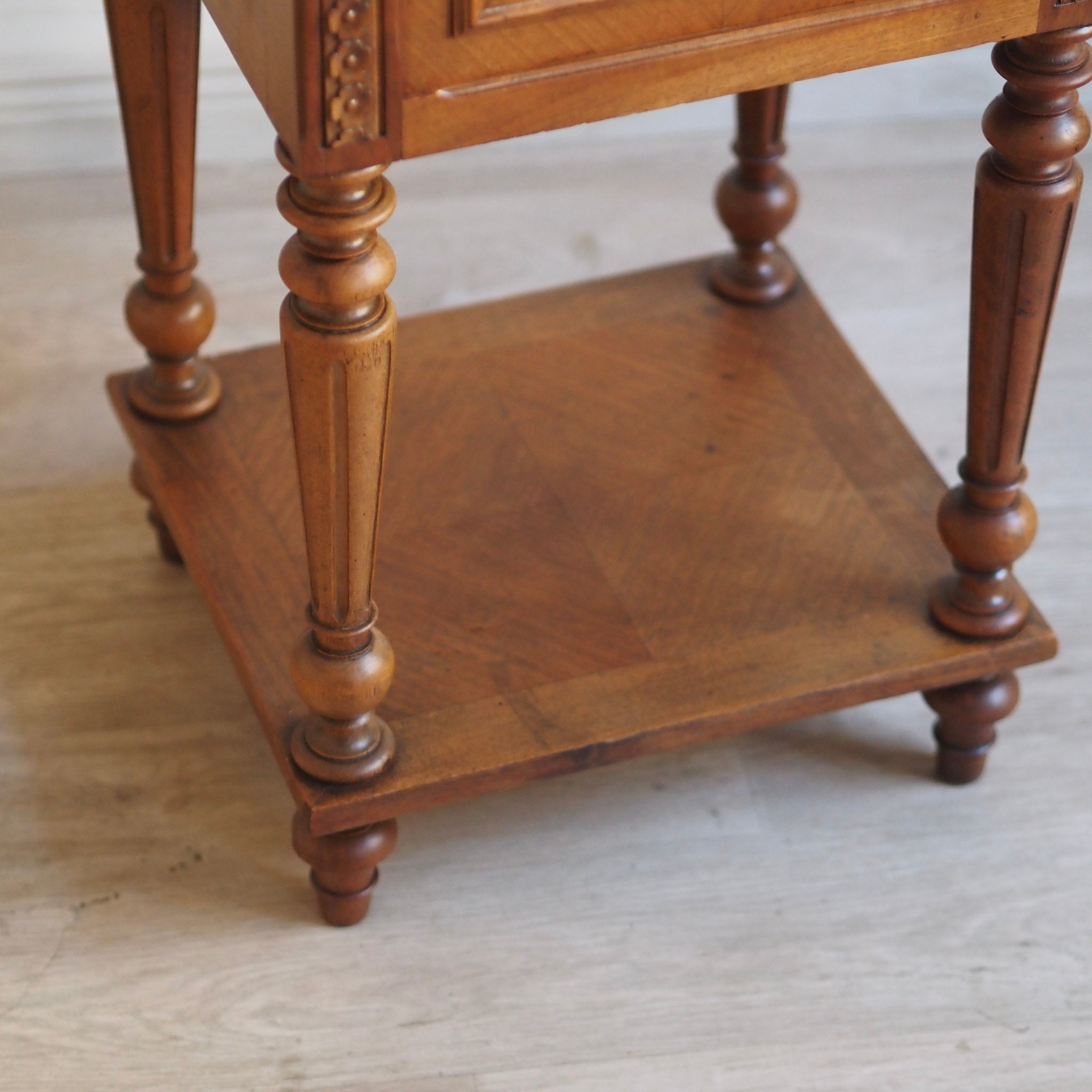 EPOCHE 1890 - Antiker Nachtschrank mit Marmorplatte und Marmorauskleidung - Gründerzeit