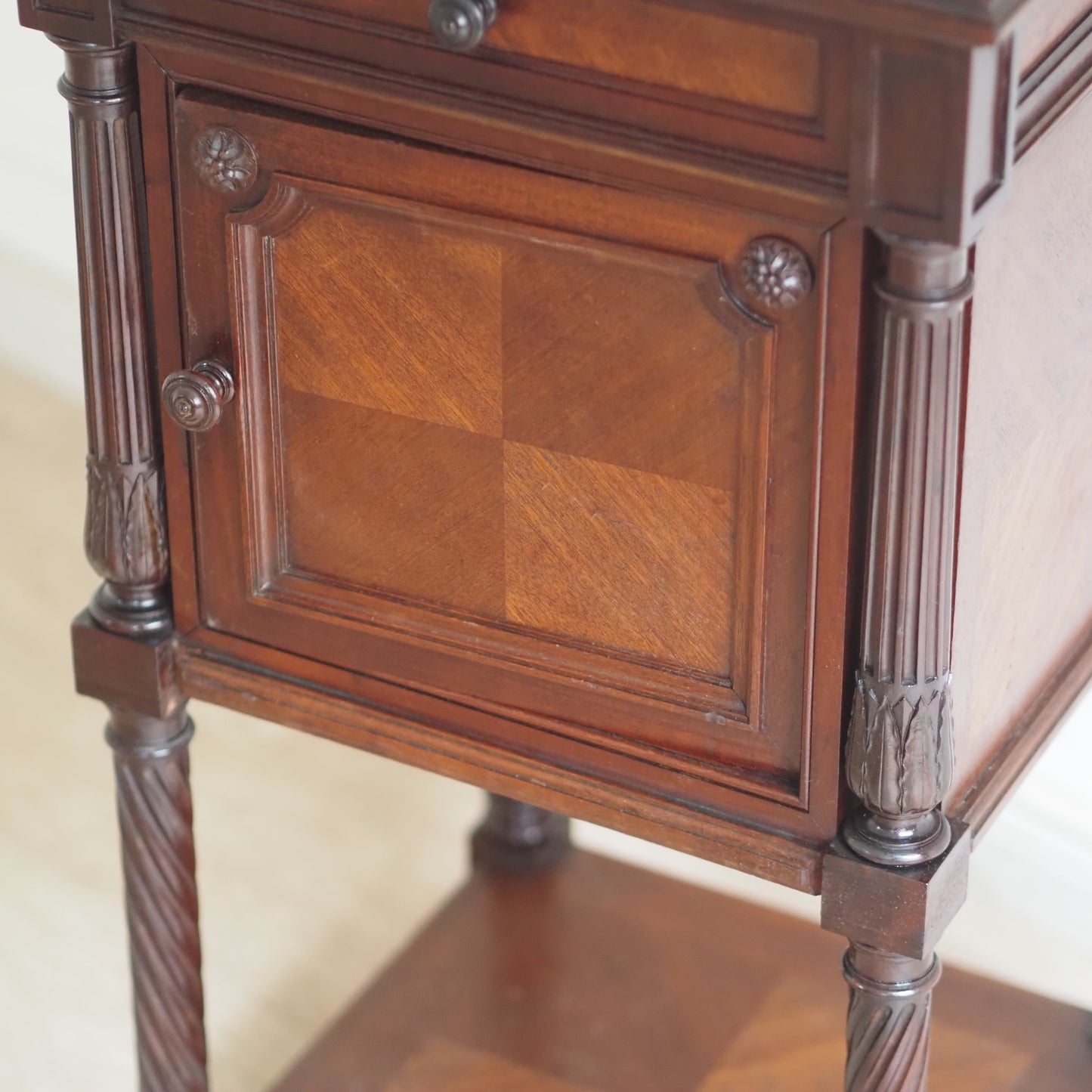 EPOCHE 1890 - Antiker Nachtschrank mit grauer Marmorplatte