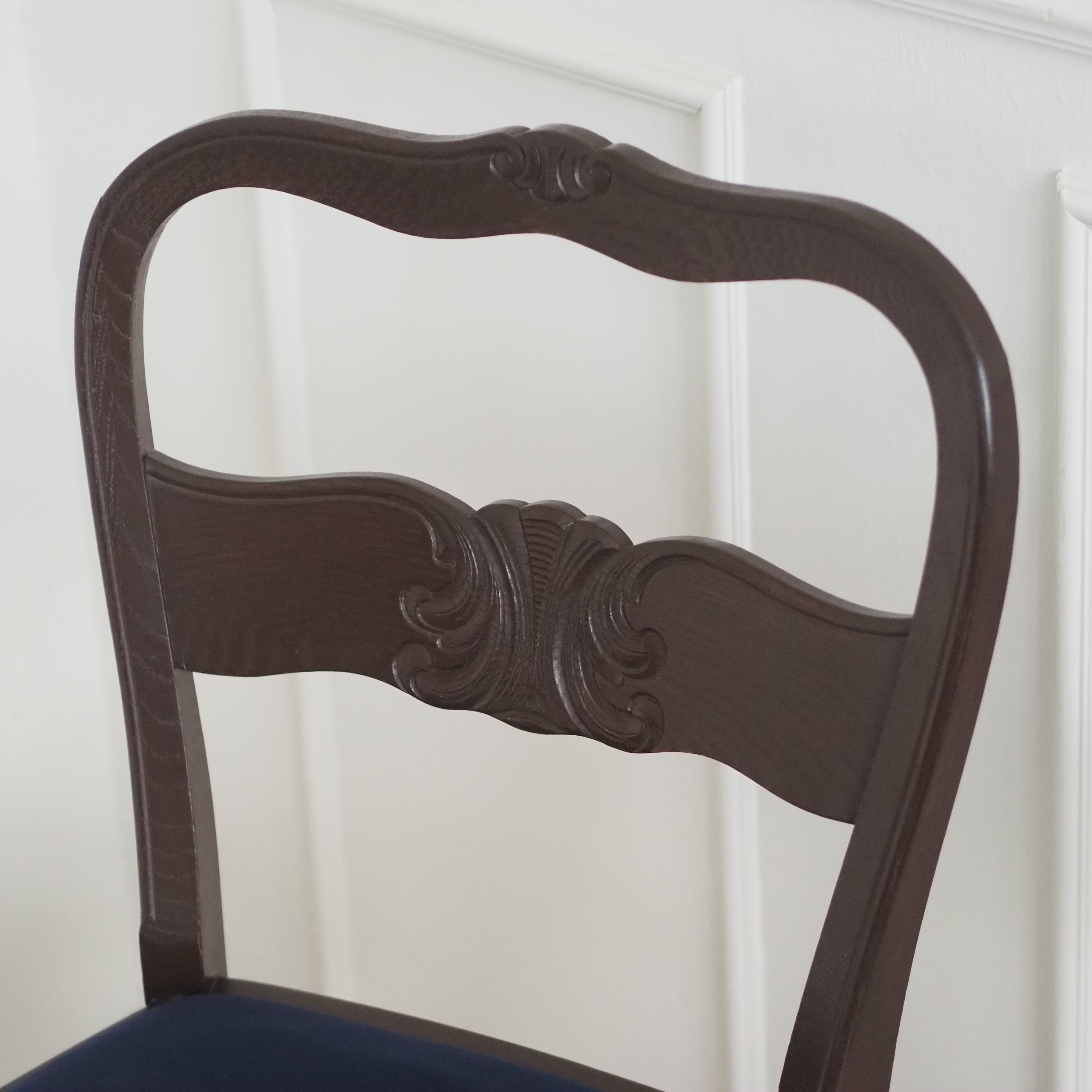 EPOCHE 1920 - 6er Stuhlset mit Schnitzdekor und Samtsitz