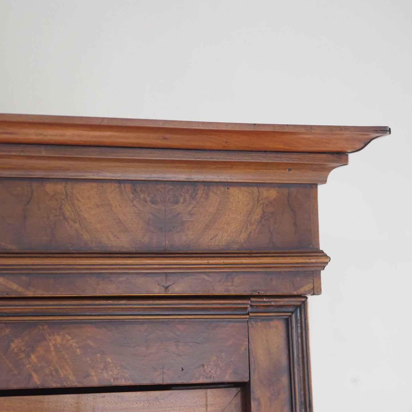 EPOCHE 1890 - Gründerzeit-Schrank mit Wurzelholzfurnier