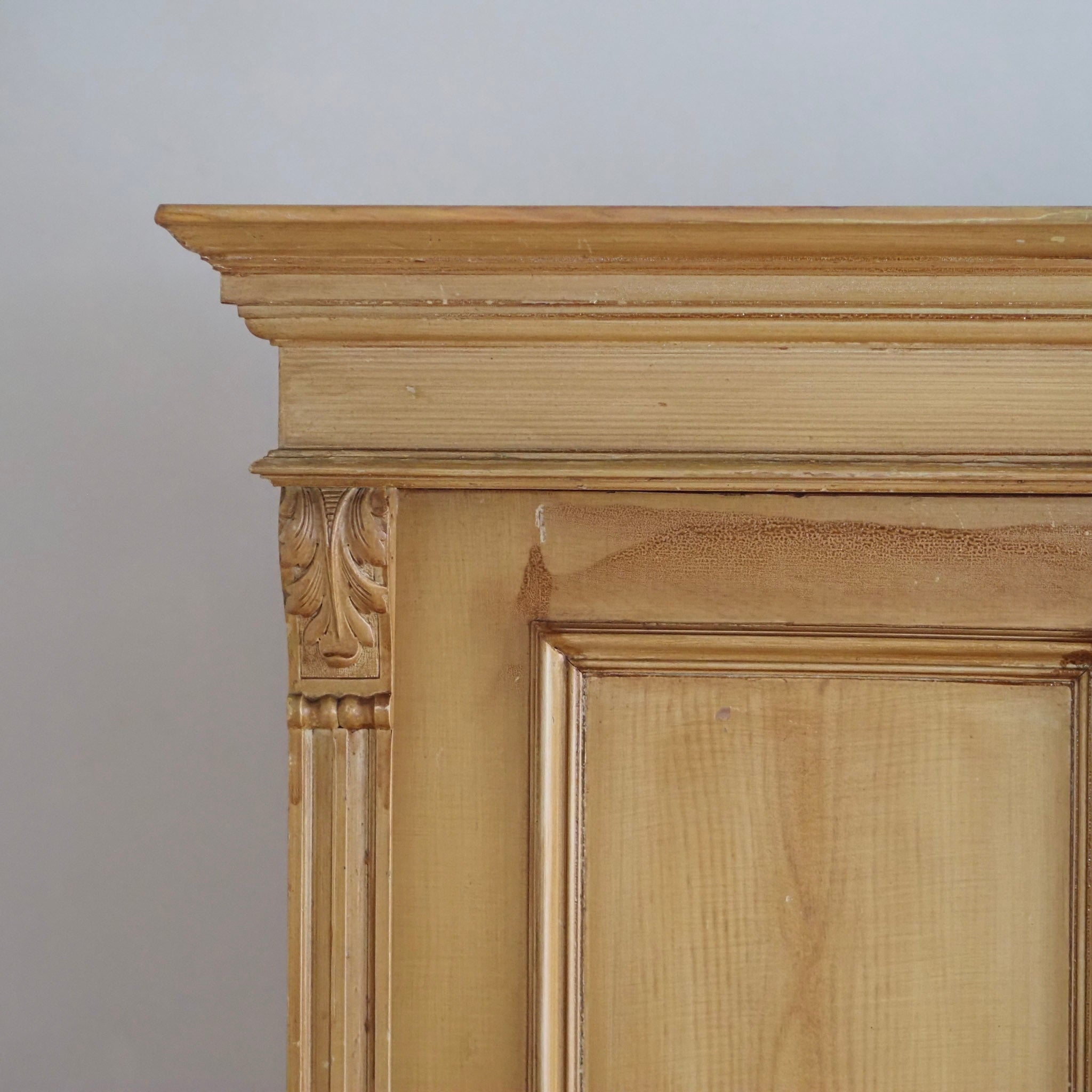 EPOCHE 1900 - Zweitüriger Kleider- Garderobenschrank mit Bierlasur um 1900