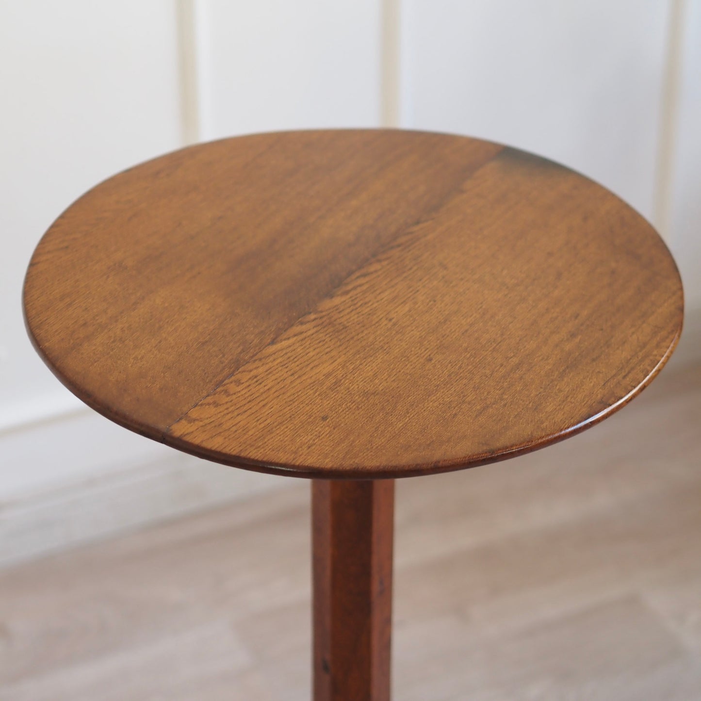 EPOCHE 1900 - Antiker Beistelltisch auf drei geschwungenen Beinen, Säulentisch