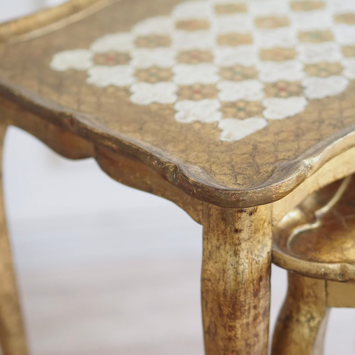 Handbemalte Italienische Vintage Satztische Florentiner Stil, Beistelltisch Set Gold