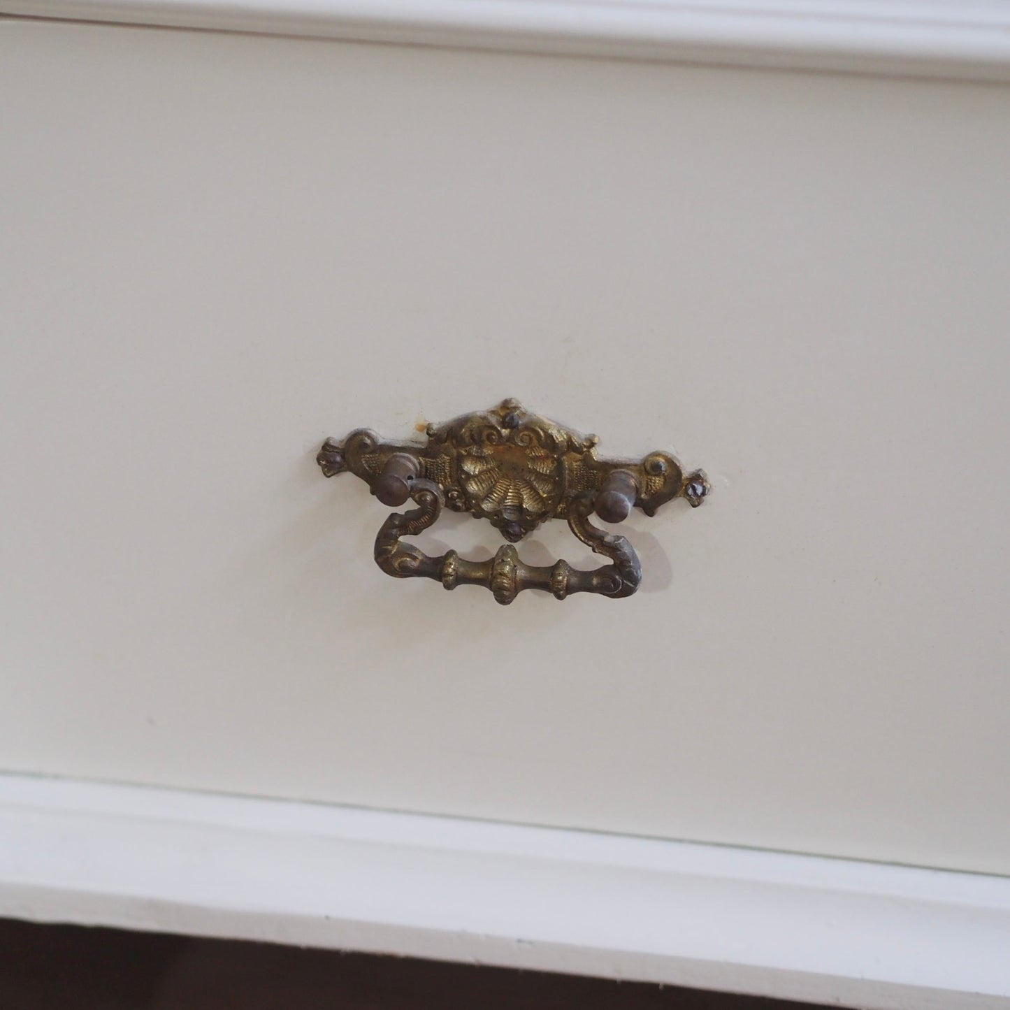 EPOCHE 1890 - Gründerzeit Kommode in Altweiß gefasst mit Schubladen und raffiniertem Schloss