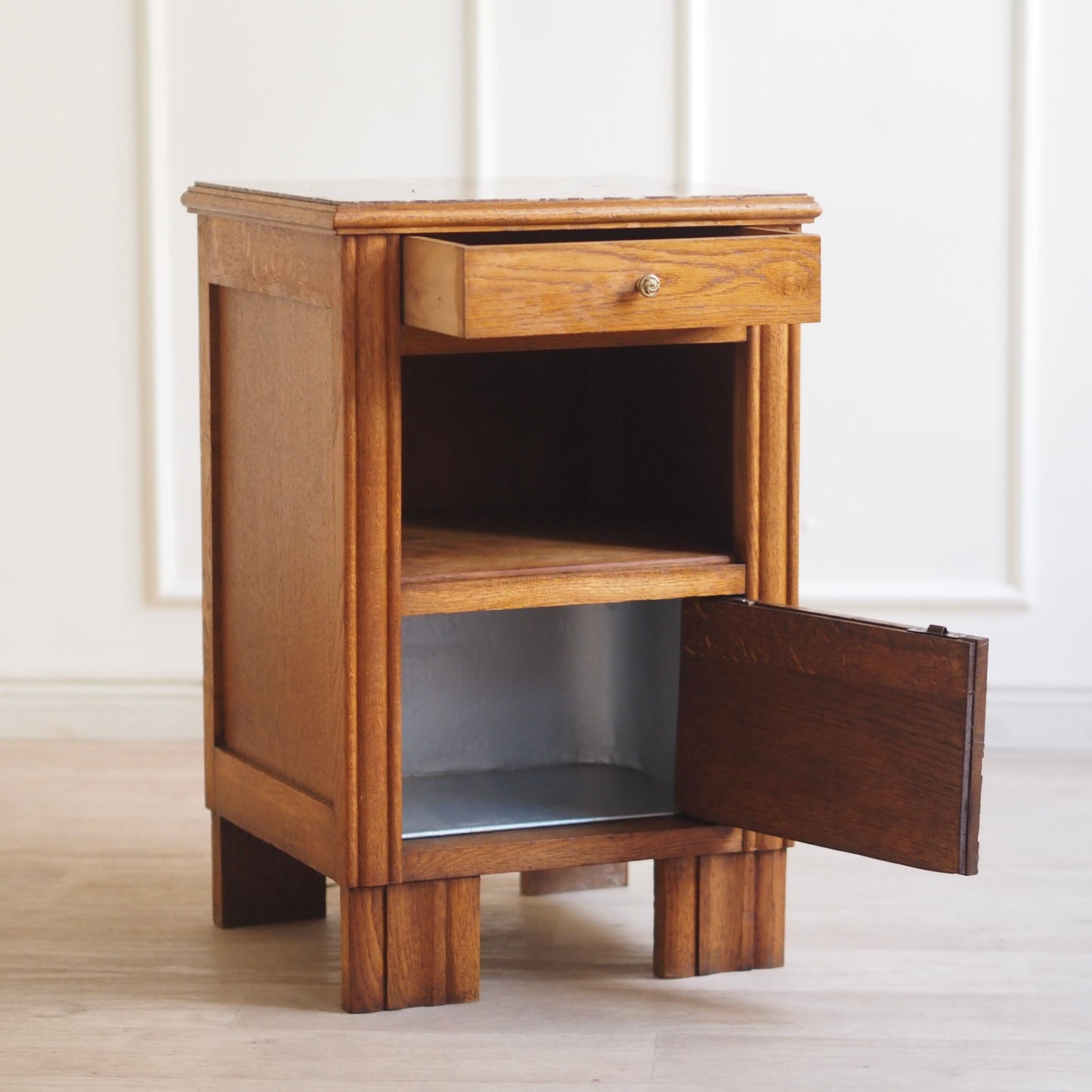 EPOCHE 1930 - Art Déco Nachttisch mit roter Marmorplatte und Innenfach