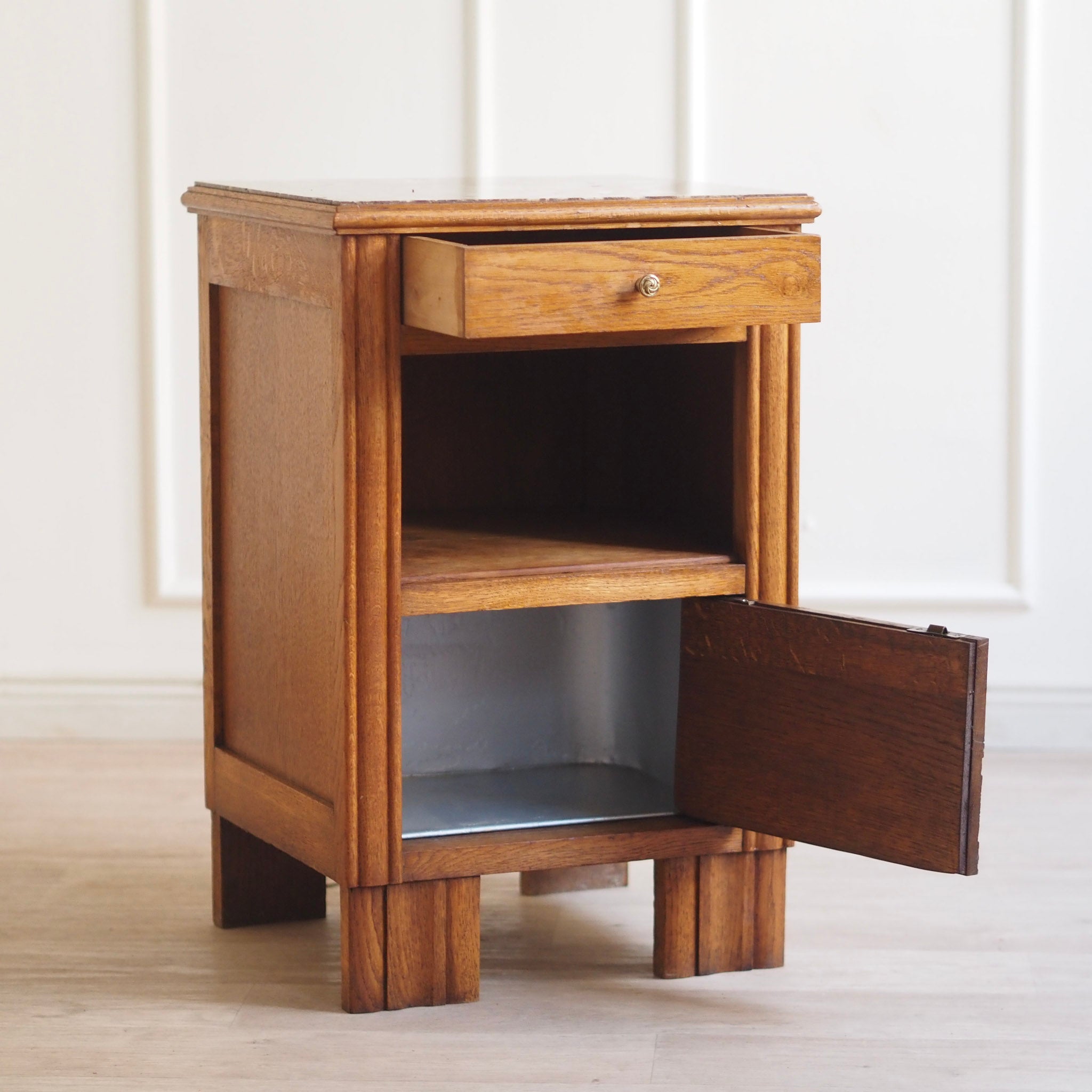 EPOCHE 1930 - Art Déco Nachttisch mit roter Marmorplatte und Innenfach