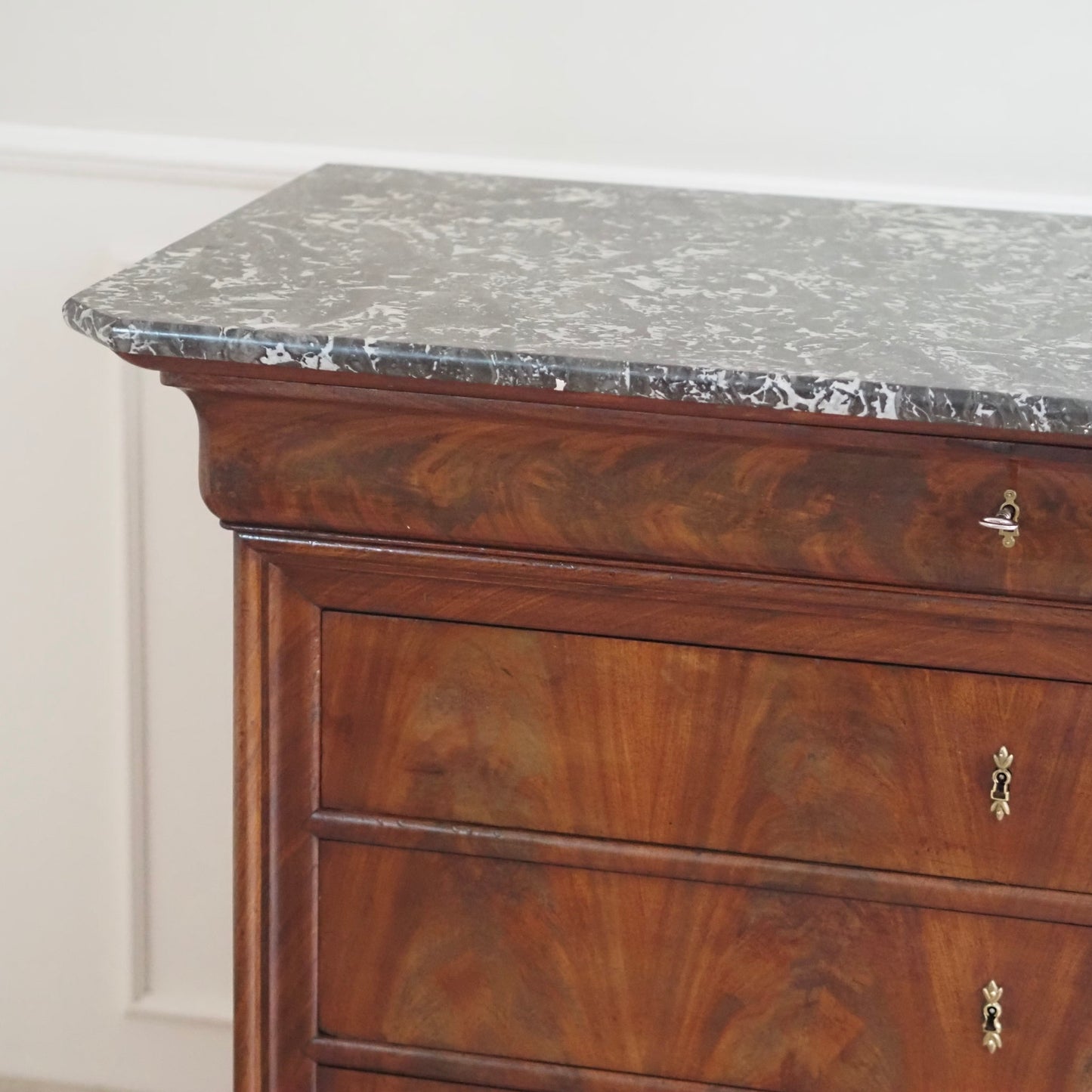 EPOCHE 1850 - Französische Kommode mit schwarzem Marmor - Louis-Philippe, Mahagoni
