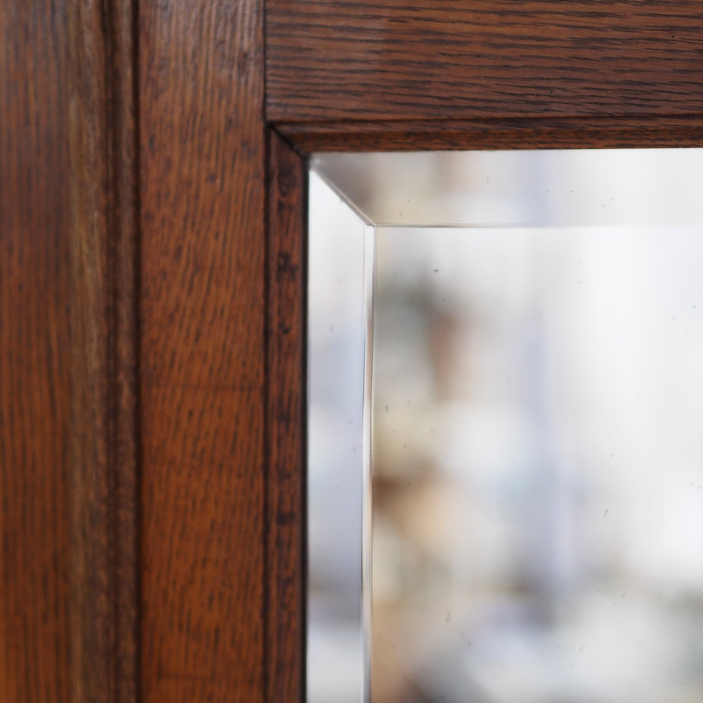 EPOCHE 1890 - Antiker Spiegelkleiderschrank aus der Gründerzeit mit filigranem Schnitzdekor