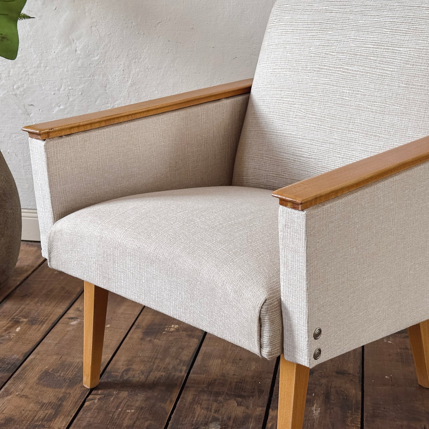 EPOCHE 1960 - Mid Century Sessel mit hellgrauem Bezug – Designklassiker
