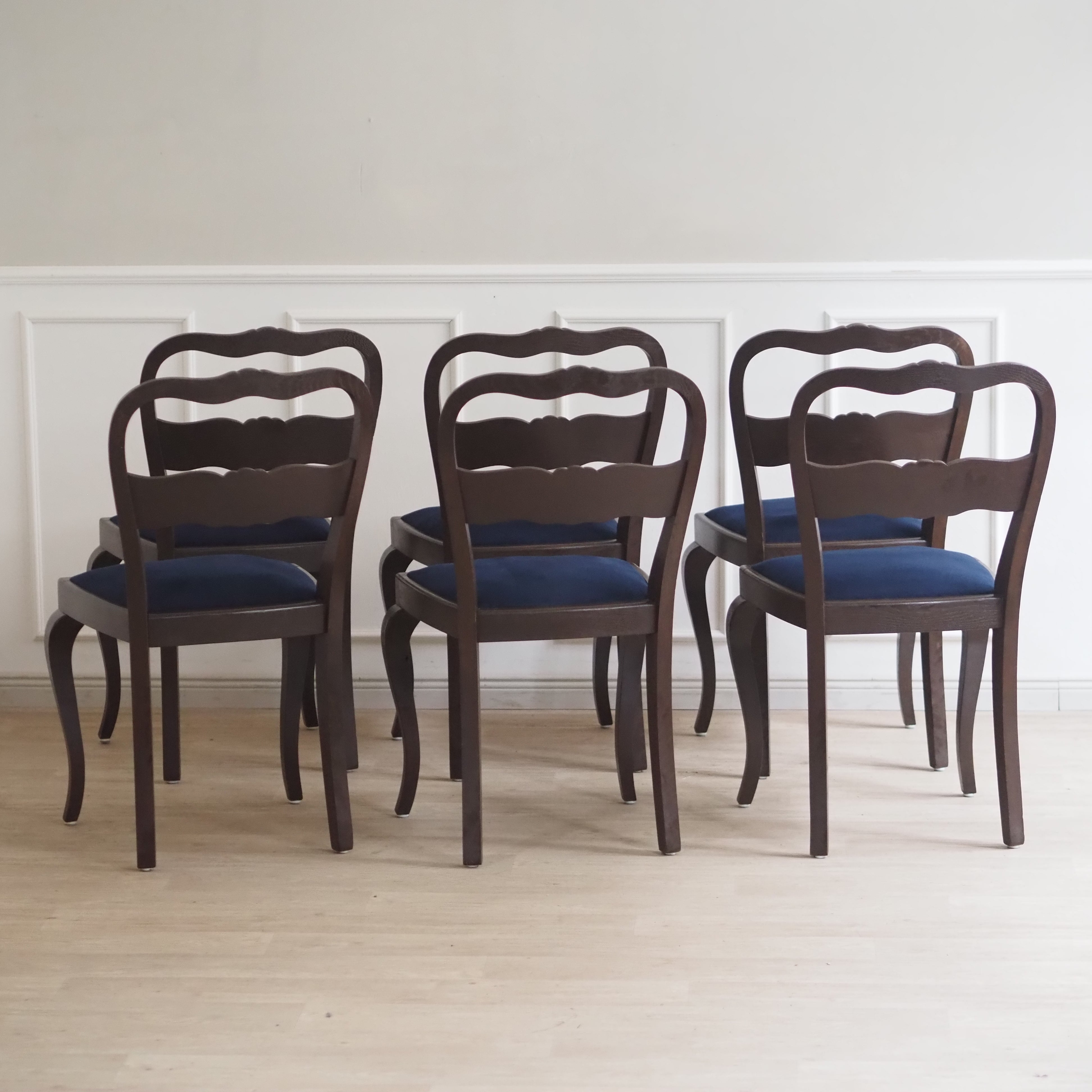 EPOCHE 1920 - 6er Stuhlset mit Schnitzdekor und Samtsitz