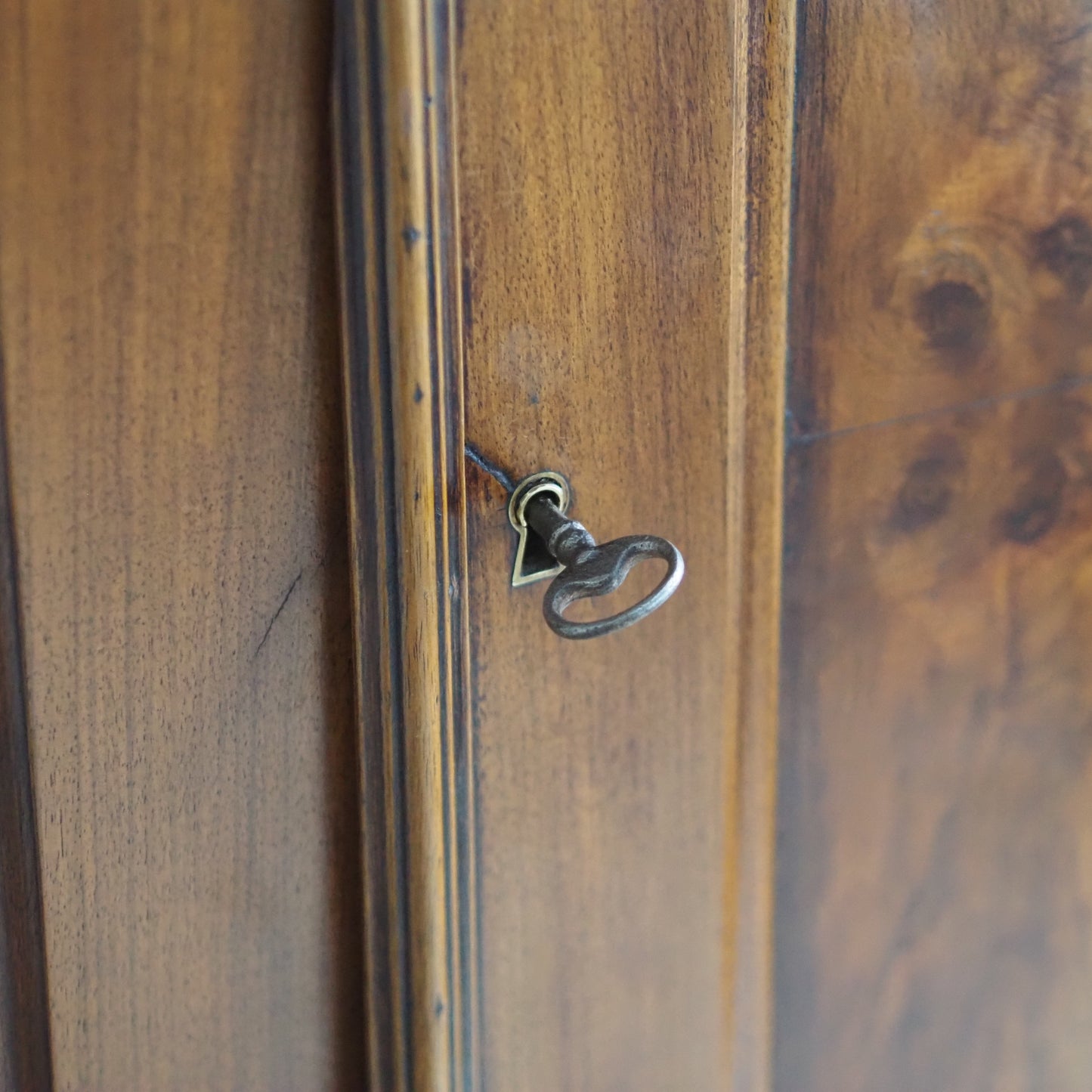 EPOCHE 1890 - Gründerzeit-Schrank mit Wurzelholzfurnier