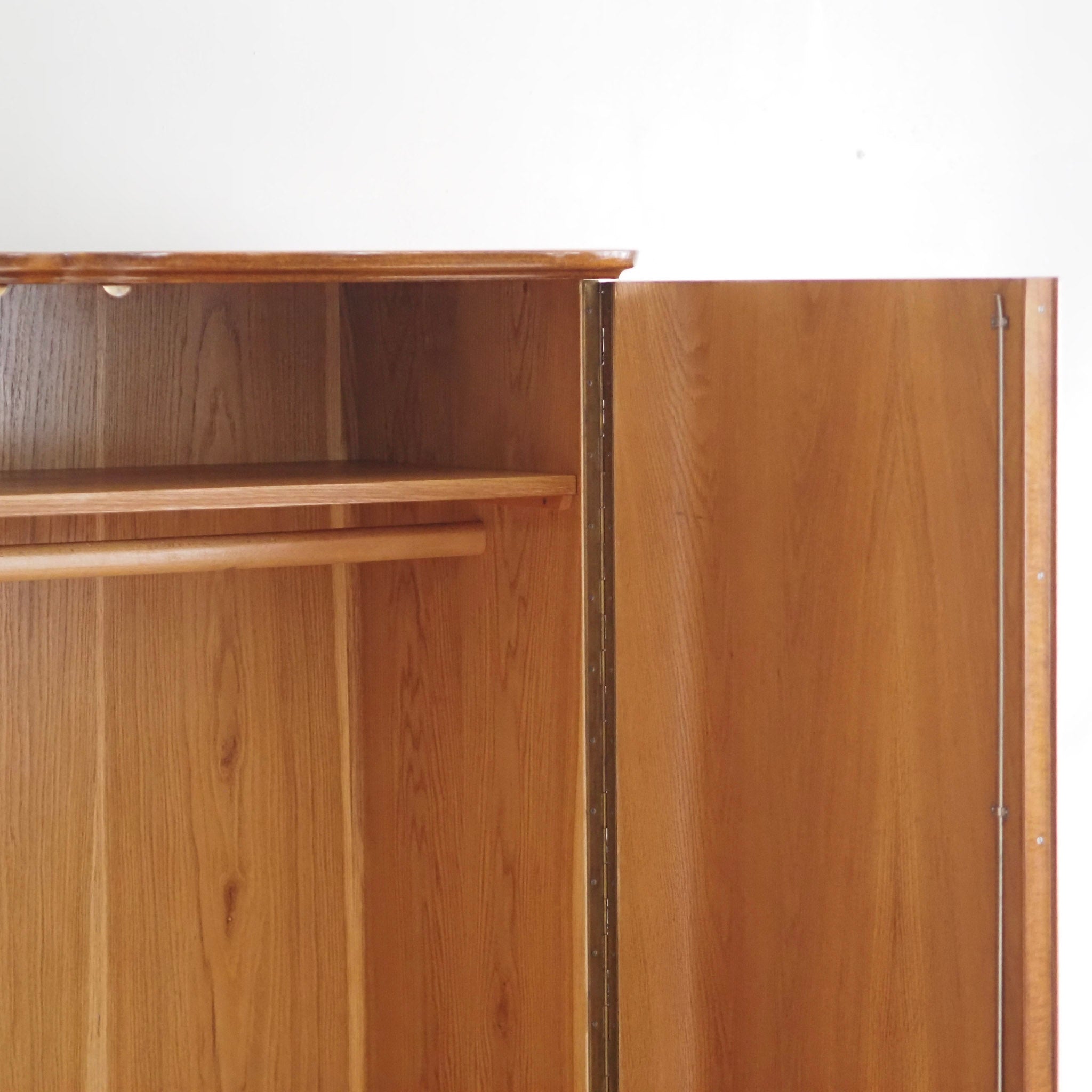 EPOCHE 1950 - Mid Century Kleiderschrank 2-türig sanft geschwungen