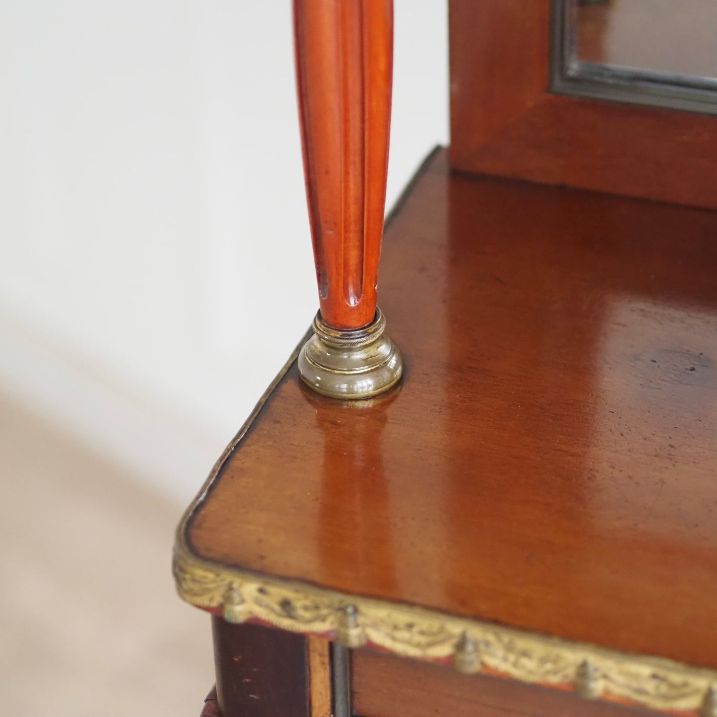 EPOCHE 1890 - Mahagoni Schminktisch mit Spiegel und Messingverzierung - Louis XVI Konsole