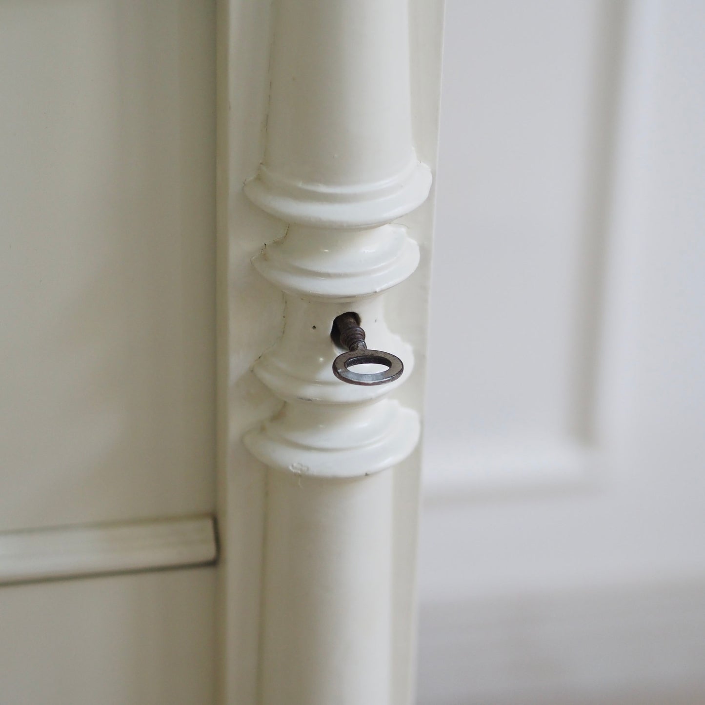 EPOCHE 1890 - Gründerzeit Kommode in Altweiß gefasst mit Schubladen und raffiniertem Schloss