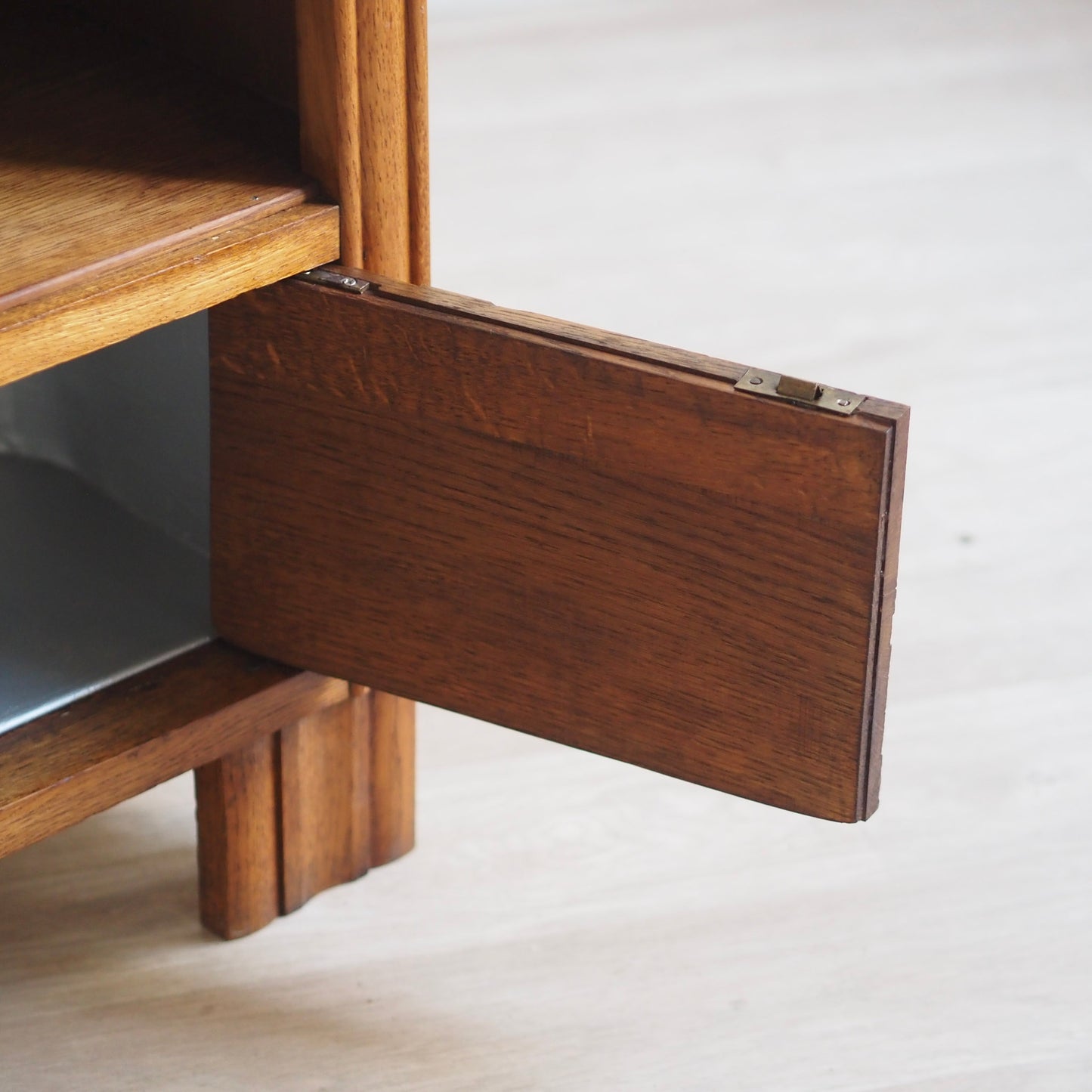 EPOCHE 1930 - Art Déco Nachttisch mit roter Marmorplatte und Innenfach