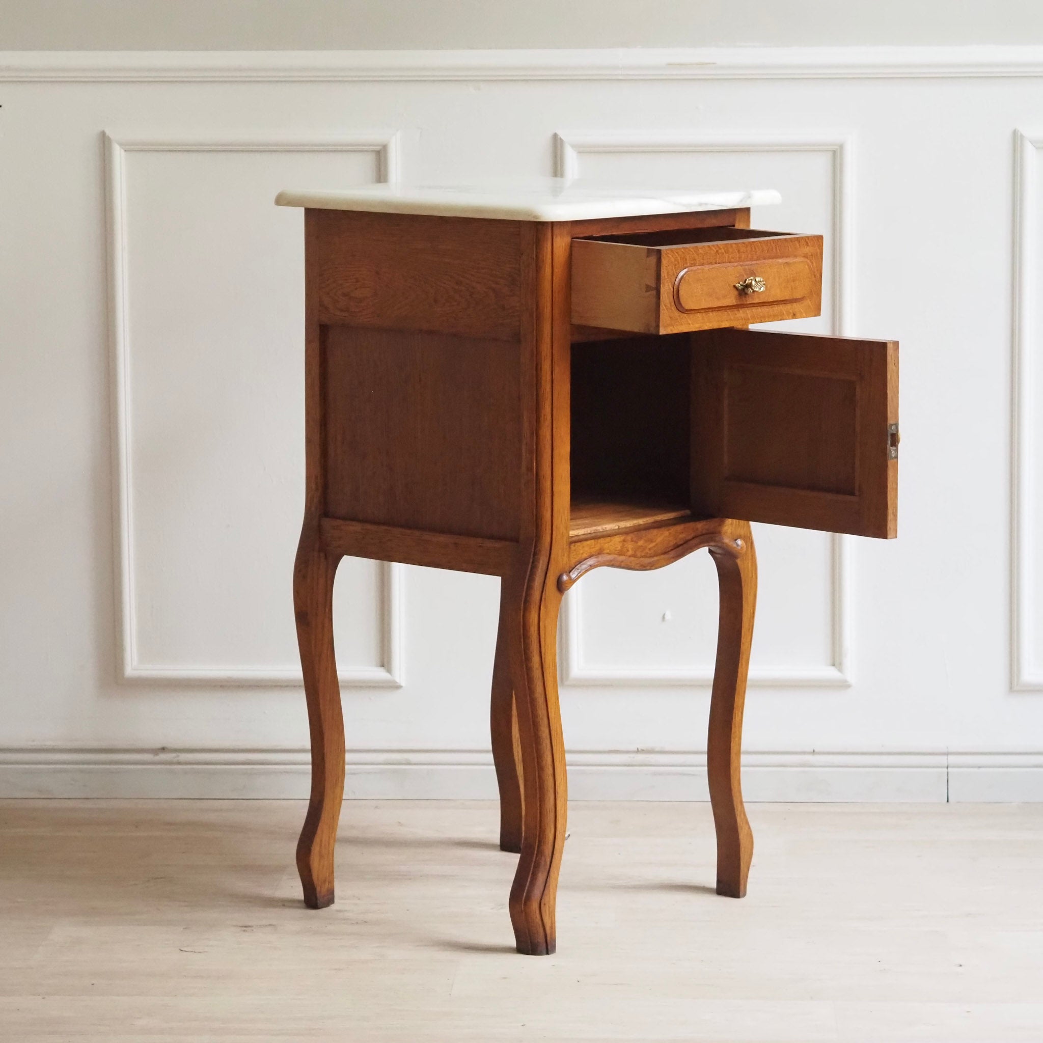 Antiker Nachttisch mit weißer Marmorplatte · Frankreich um 1900