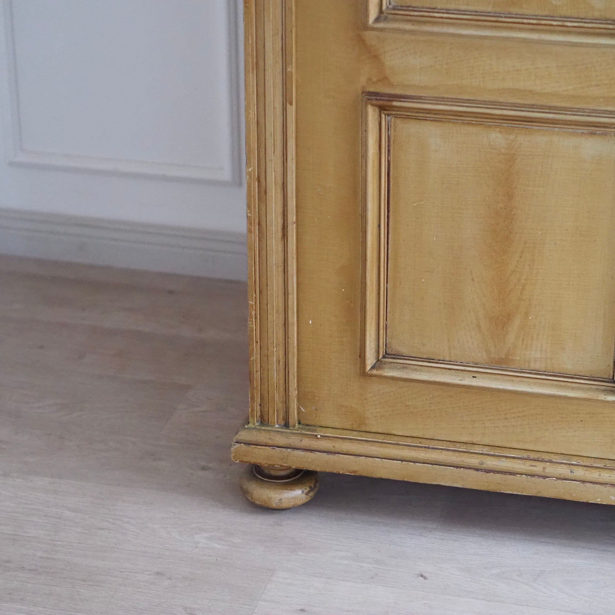 EPOCHE 1900 - Zweitüriger Kleider- Garderobenschrank mit Bierlasur um 1900