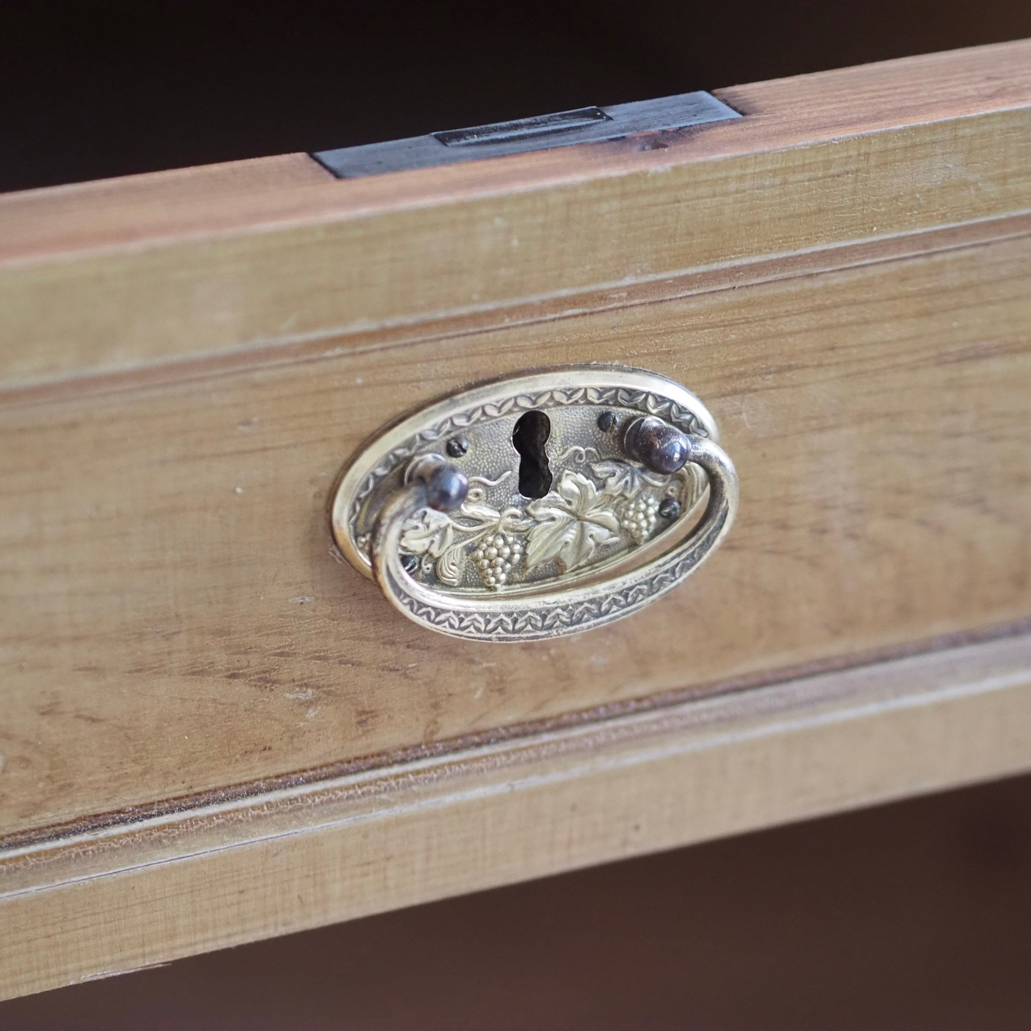 Gründerzeit Schrank mit Aufsatz um 1900