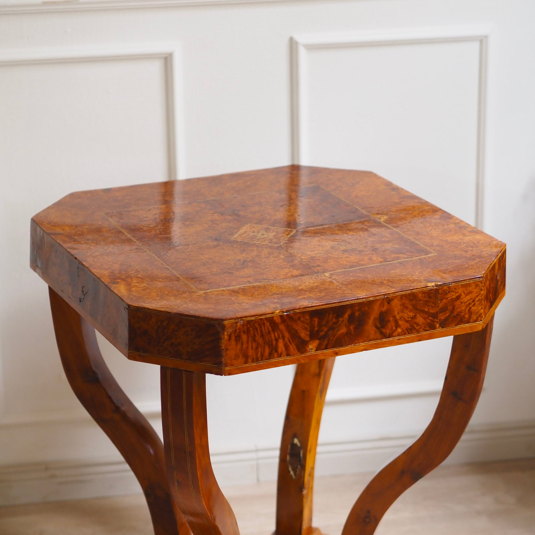 EPOCHE 1920 - Art Déco Beistelltisch mit Sternintarsie aus Frankreich