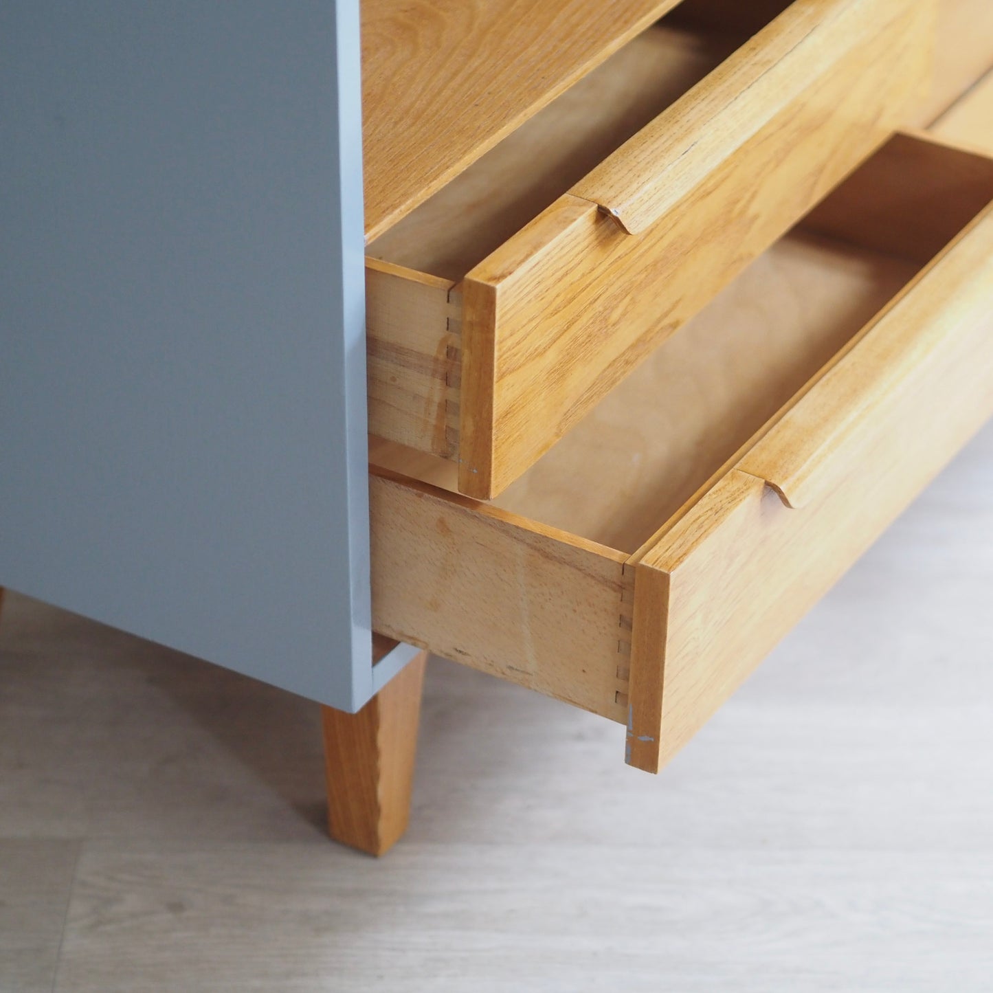 EPOCHE 1960 - Mid-Century Sideboard in hellgrau und Esche - Vintage Kommode
