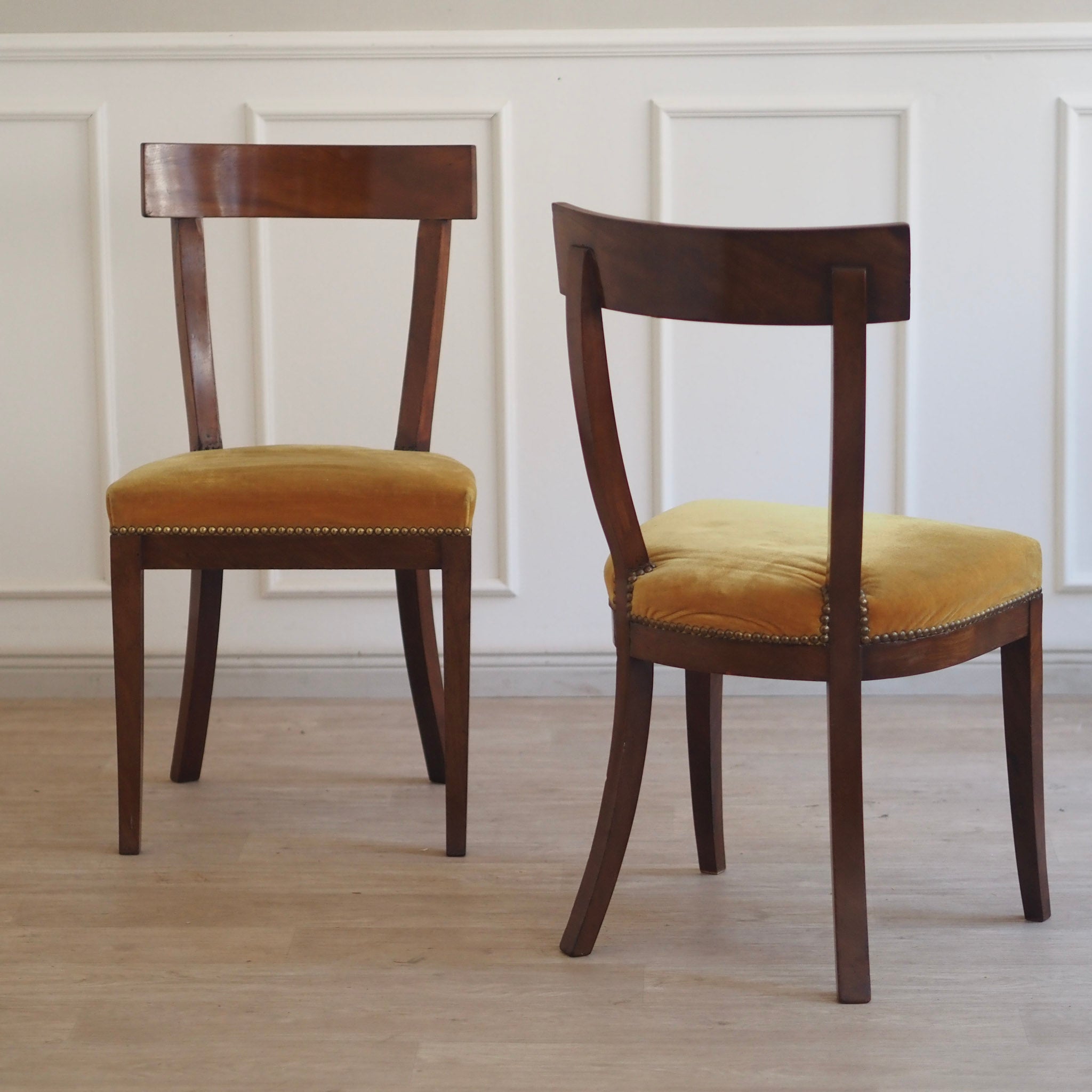 Biedermeier Stuhlpaar um 1840 Kirschholz mit Samtbezug