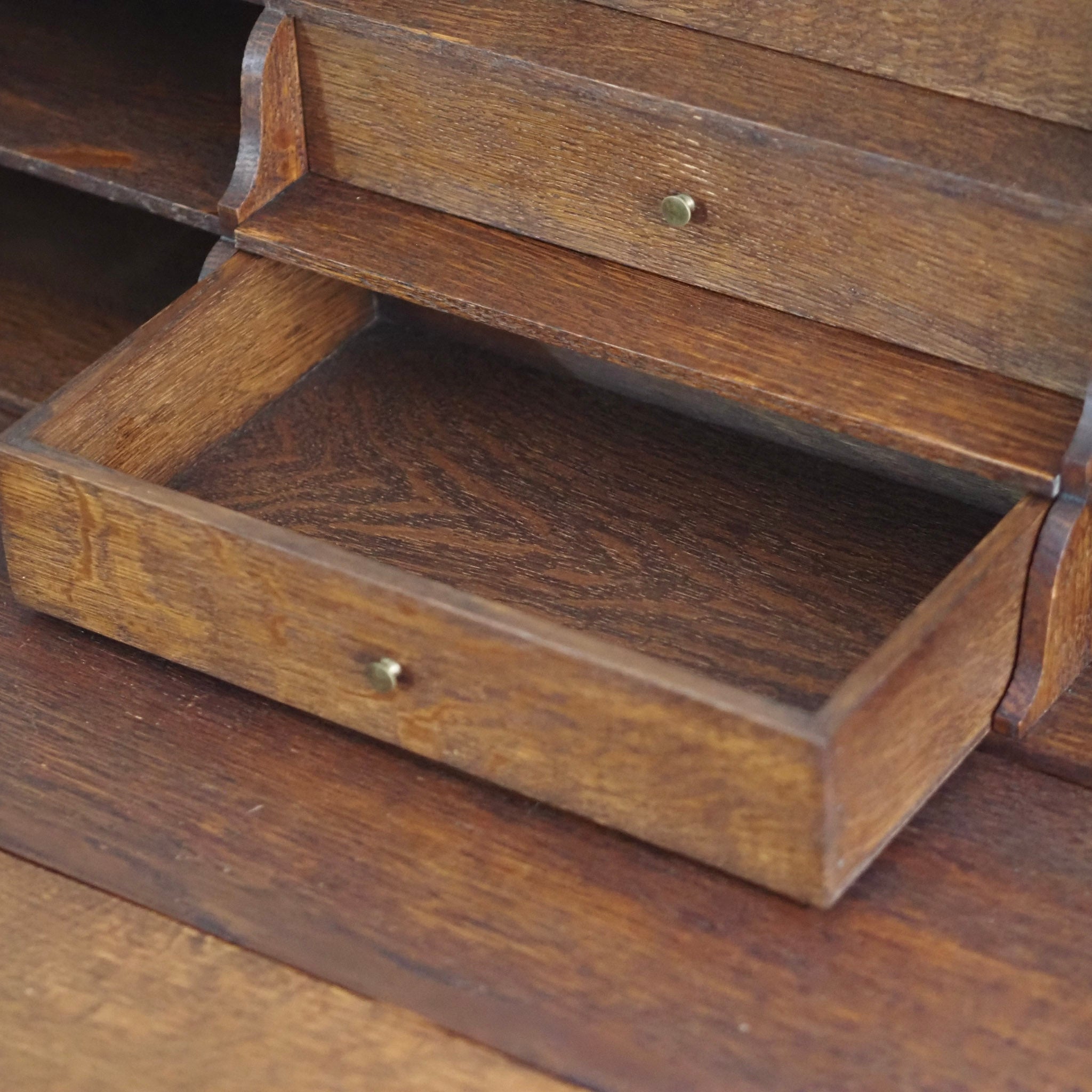 EPOCHE 1920 - Großer Sekretär im Barock-Stil aus Frankreich