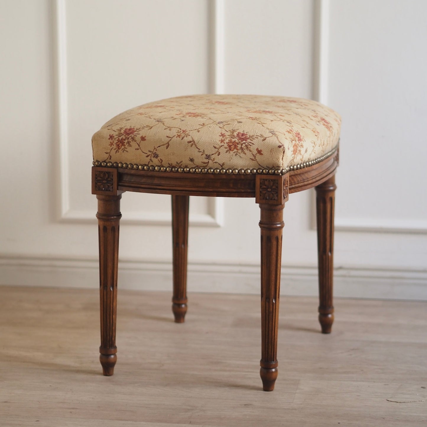 EPOCHE 1900 - Antiker Sitz,- Schminkhocker mit Blütenstoff, französischer Polsterstuhl