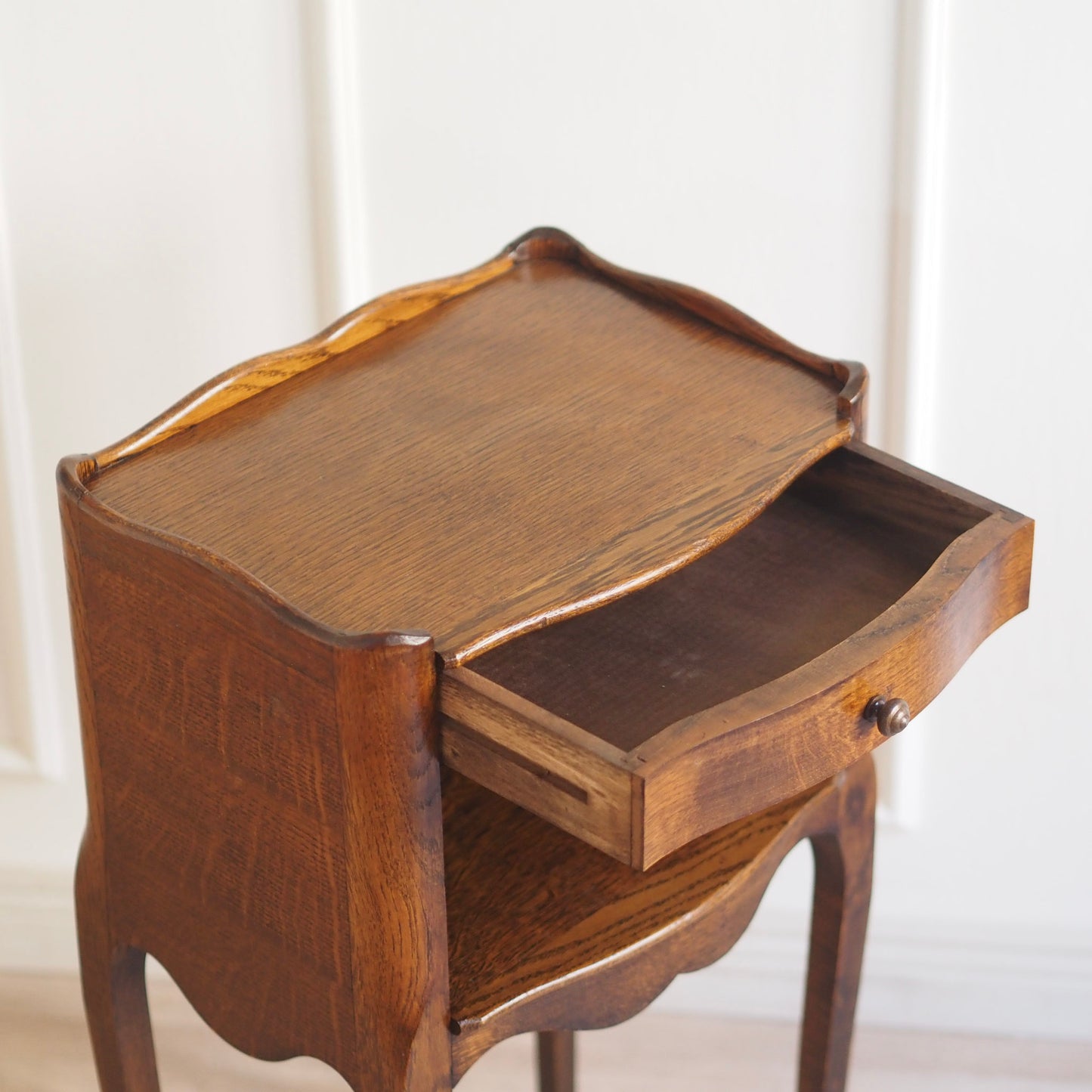 EPOCHE 1930 - Filigraner französischer Nachttisch aus Eiche, Louis XV