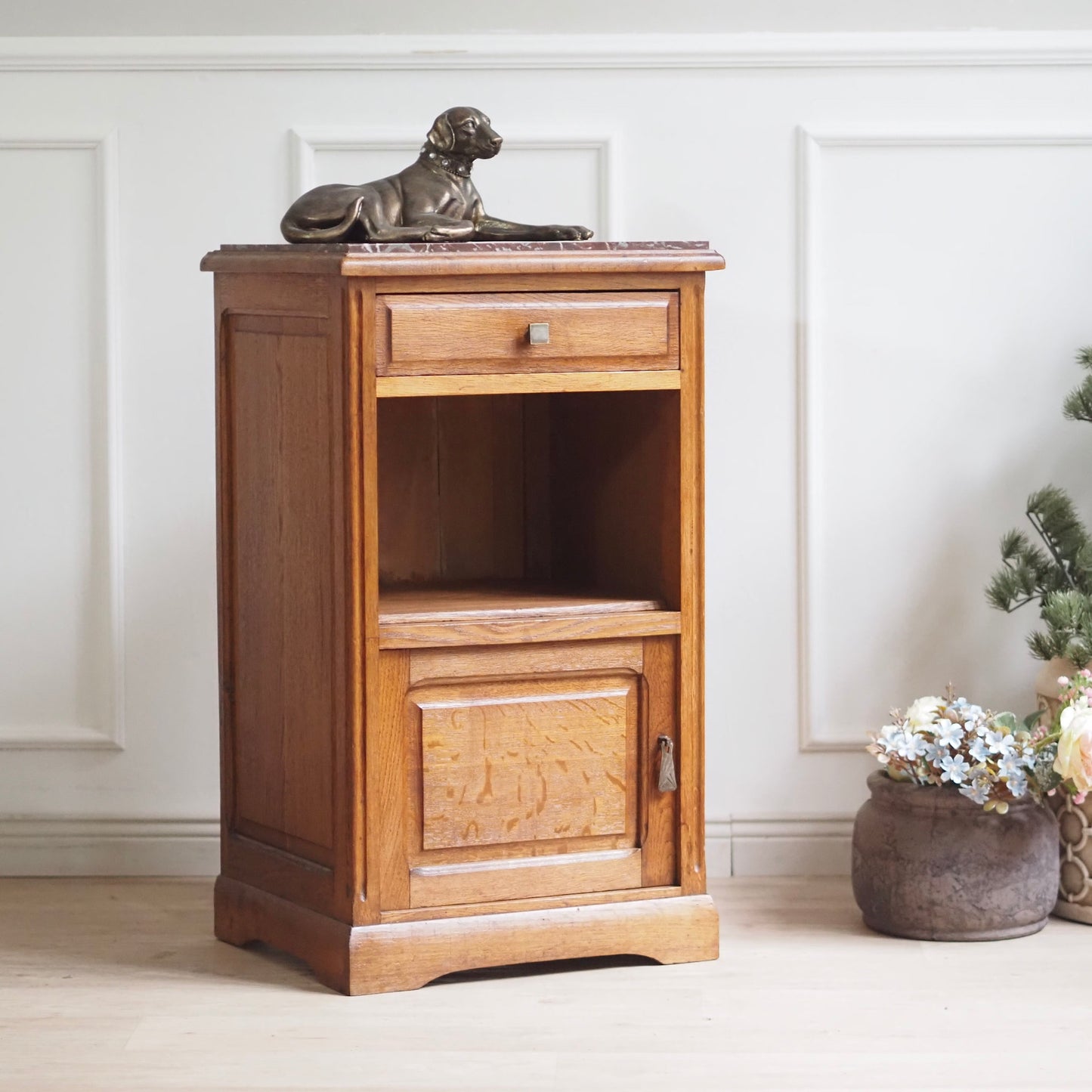 EPOCHE 1910 - Nachttisch mit rot-weißer Marmorplatte und Innenfach, Frankreich