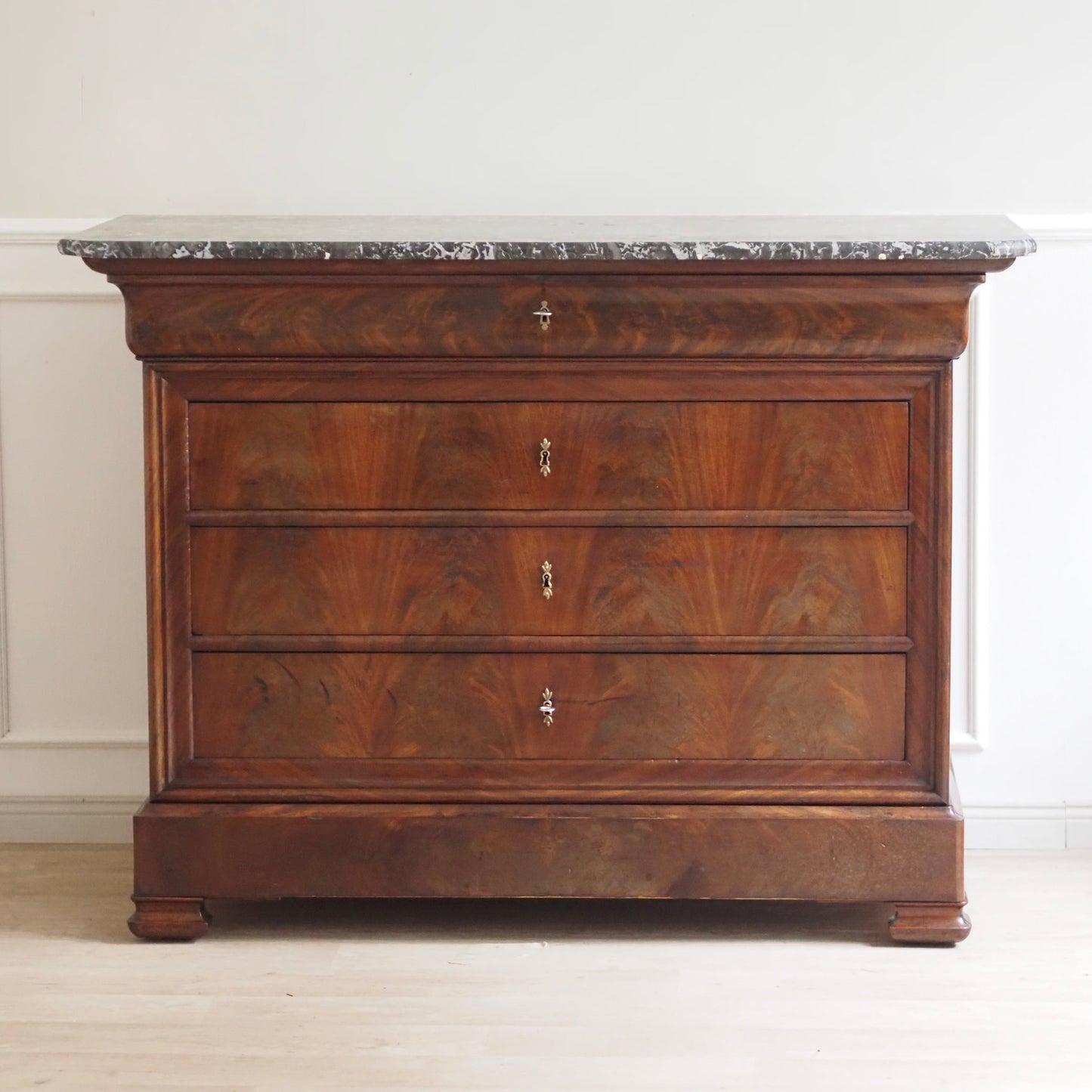 EPOCHE 1850 - Französische Kommode mit schwarzem Marmor - Louis-Philippe, Mahagoni