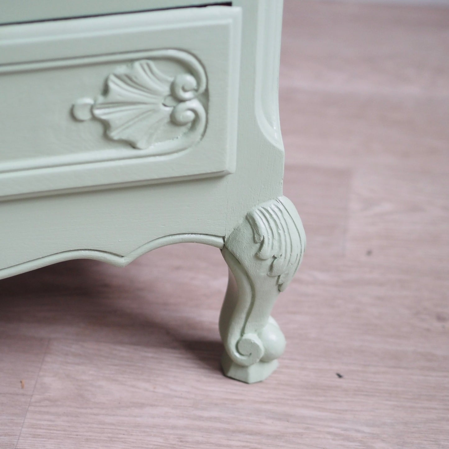 EPOCHE 1920 - Französische Landhaus Kommode patiniert in mintgrün - Louis XV Stil