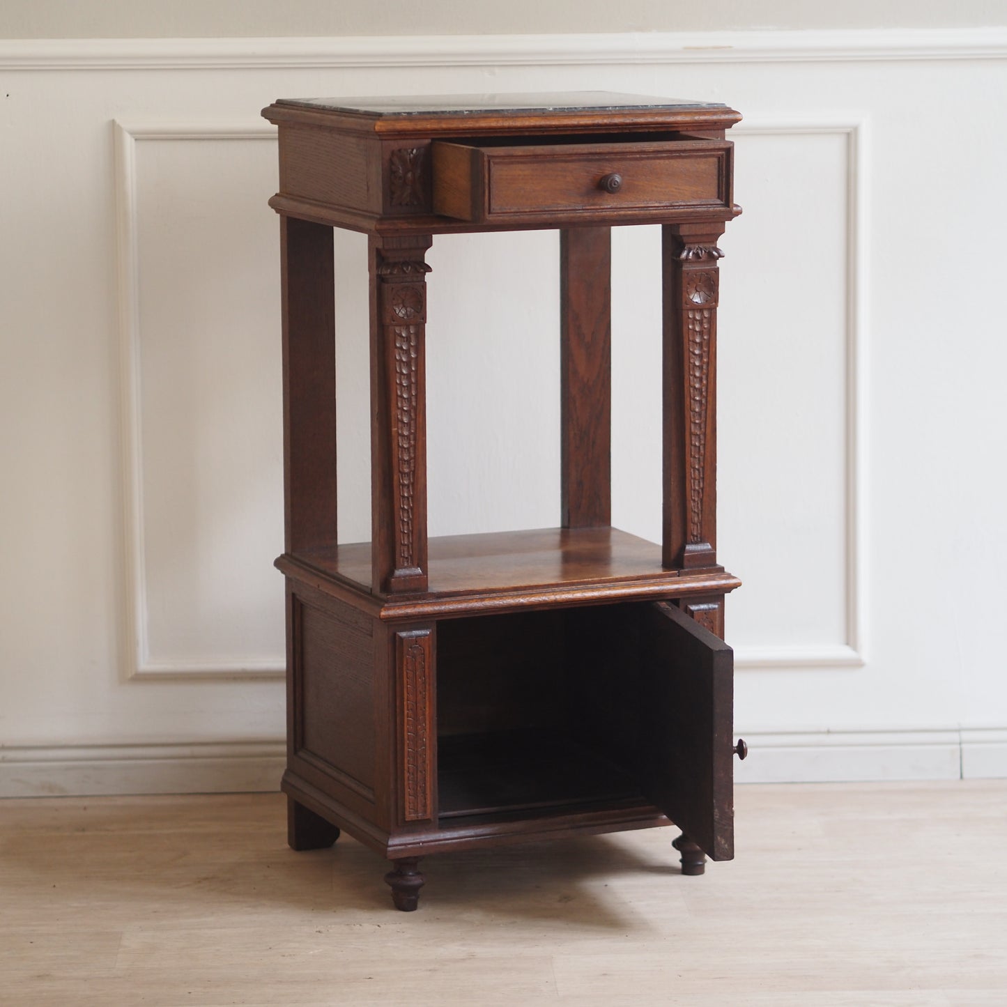 EPOCHE 1890 - Antiker Nachtschrank mit schwarzer Marmorplatte