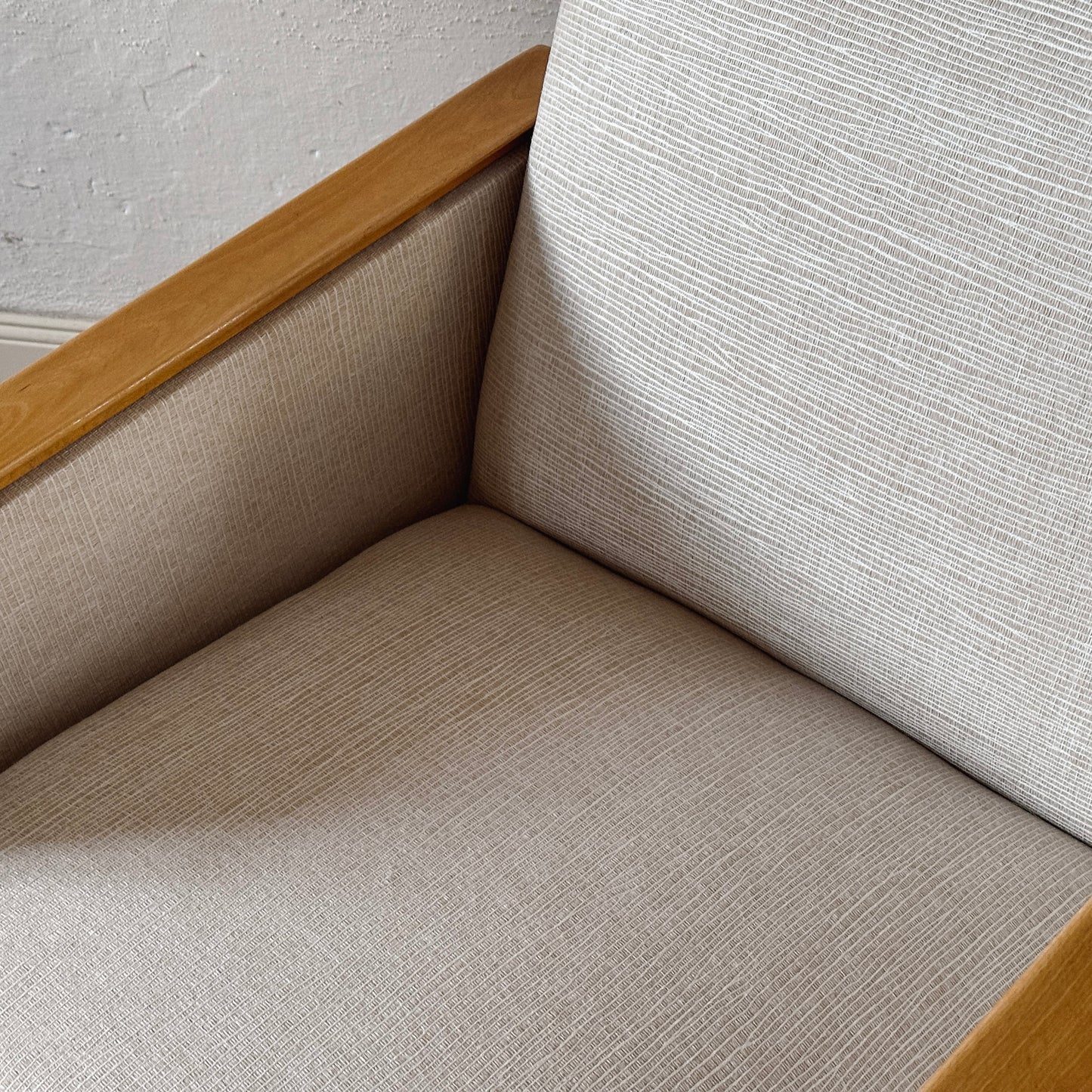 EPOCHE 1960 - Mid Century Sessel mit hellgrauem Bezug – Designklassiker