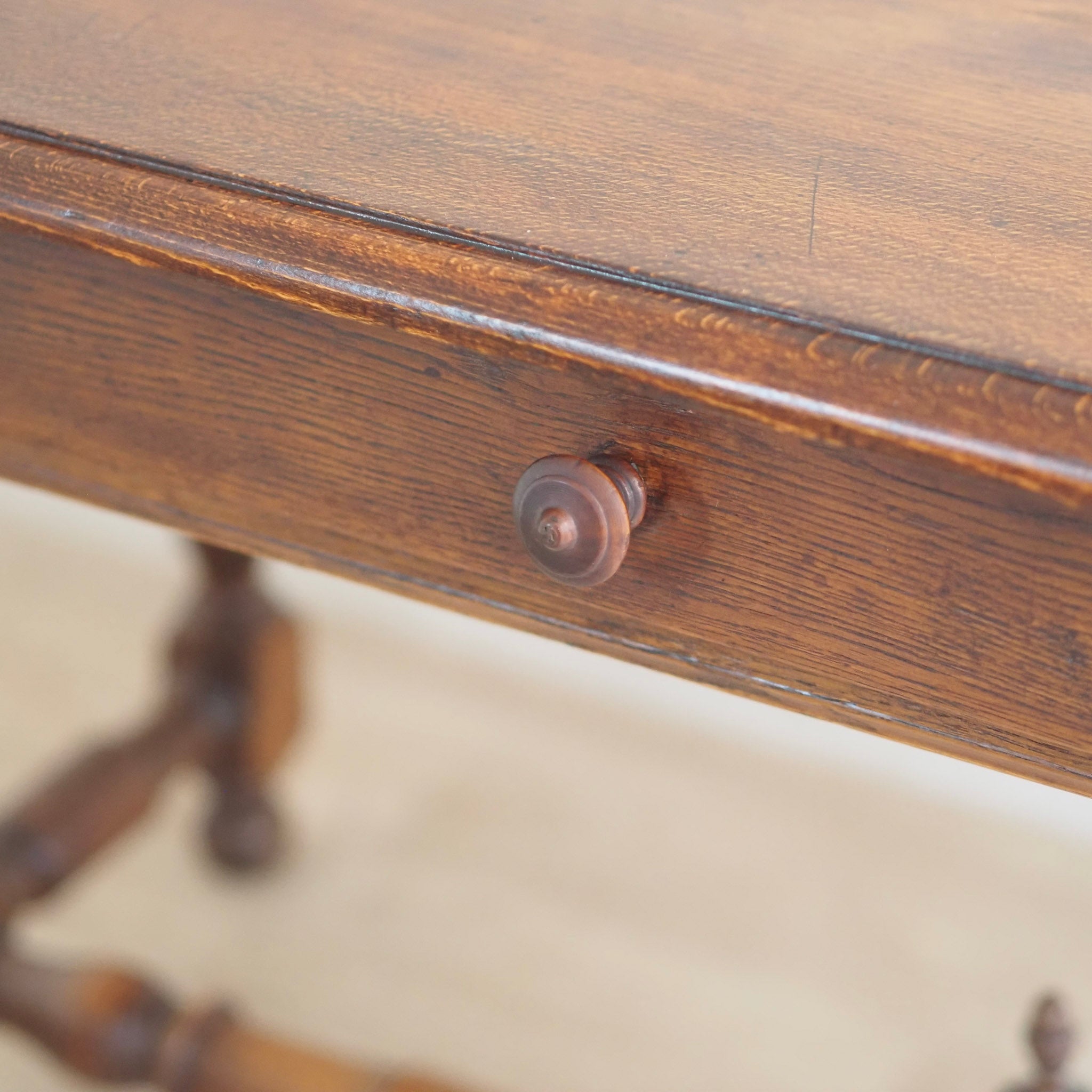 EPOCHE 1890 - Antiker Schreib- Esstisch mit gedrechseltem Gestell