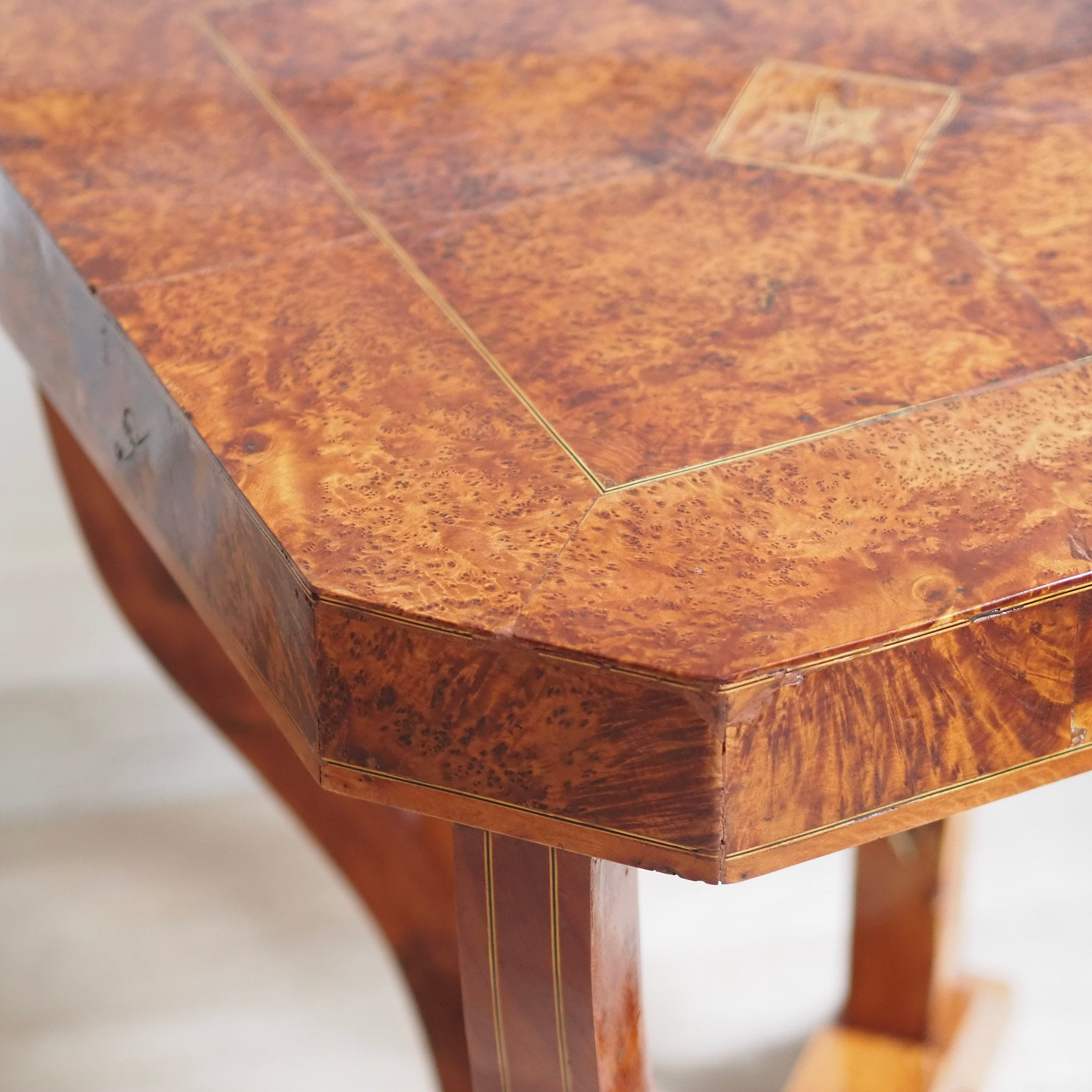 EPOCHE 1920 - Art Déco Beistelltisch mit Sternintarsie aus Frankreich