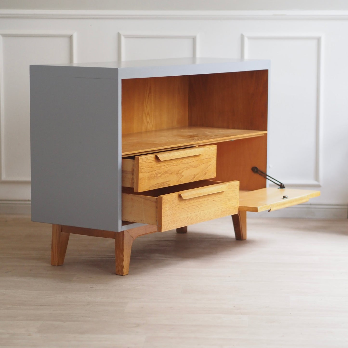 EPOCHE 1960 - Mid-Century Sideboard in hellgrau und Esche - Vintage Kommode