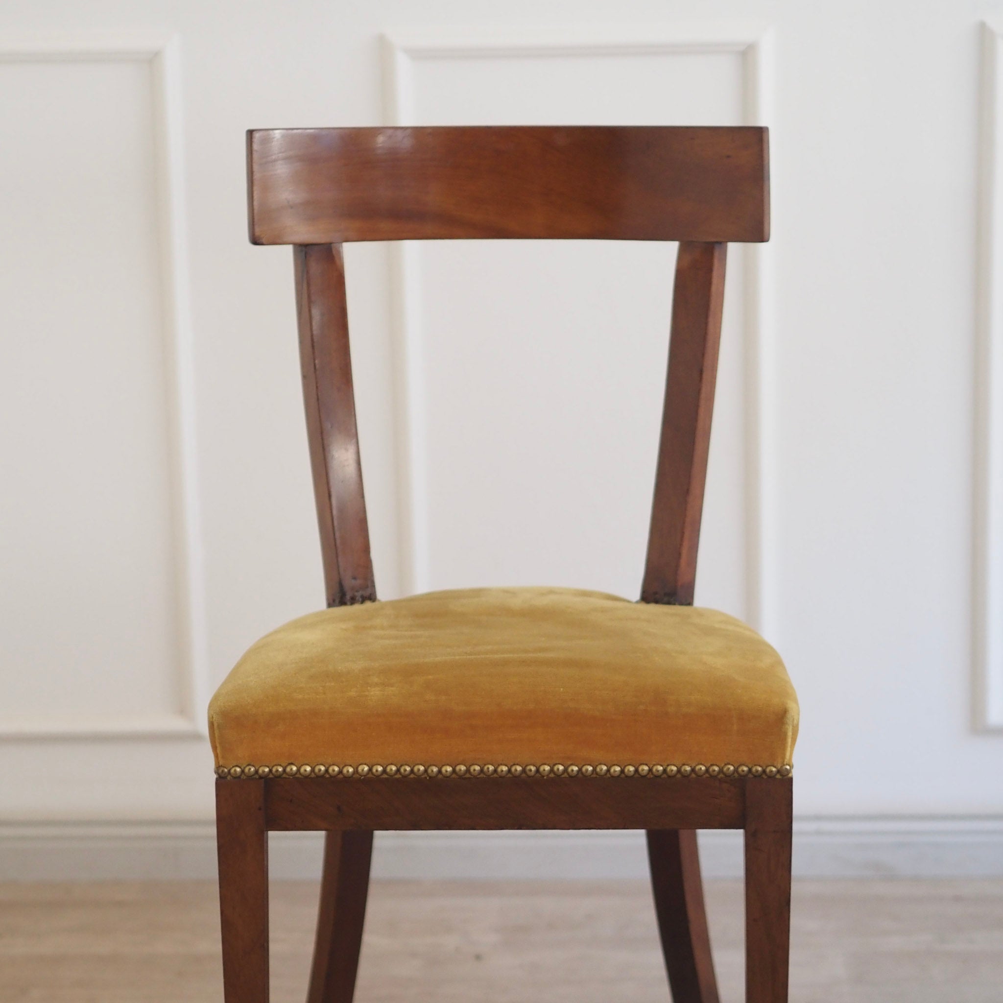 Biedermeier Stuhlpaar um 1840 Kirschholz mit Samtbezug