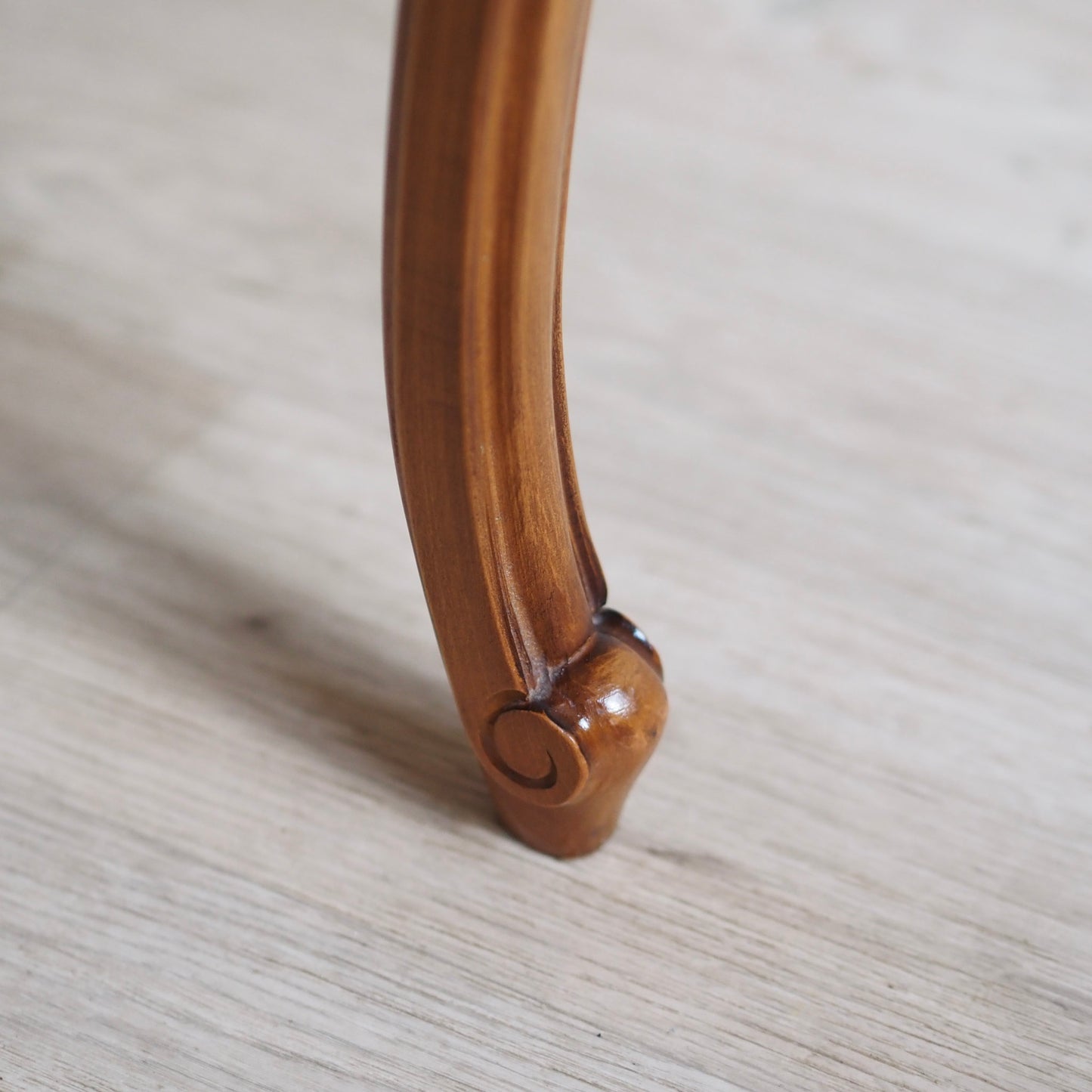 EPOCHE 1950 - Couchtisch mit Wiener Geflecht und Glasplatte, Chippendale Beistelltisch