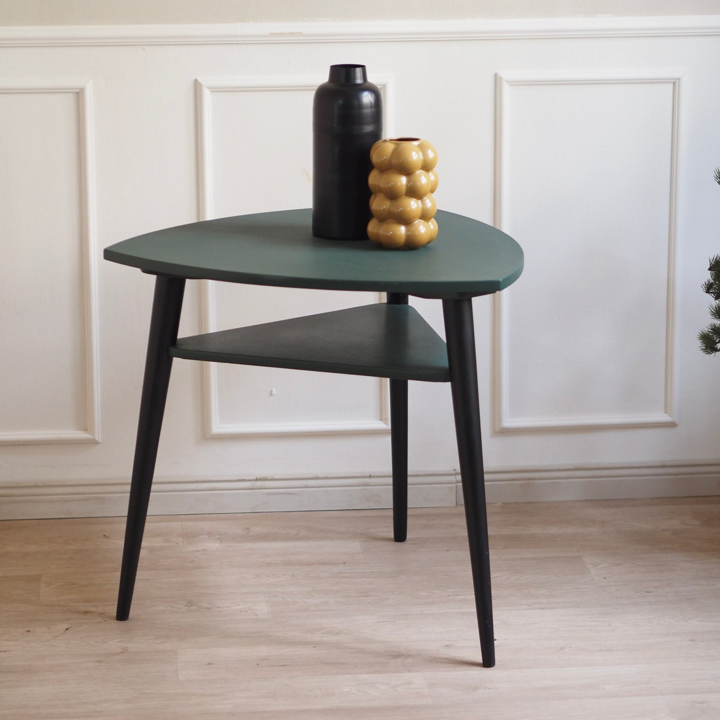 EPOCHE 1960 - Dreieckiger Mid Century Tisch in Grün Schwarz mit Ablage, Skandinavisch