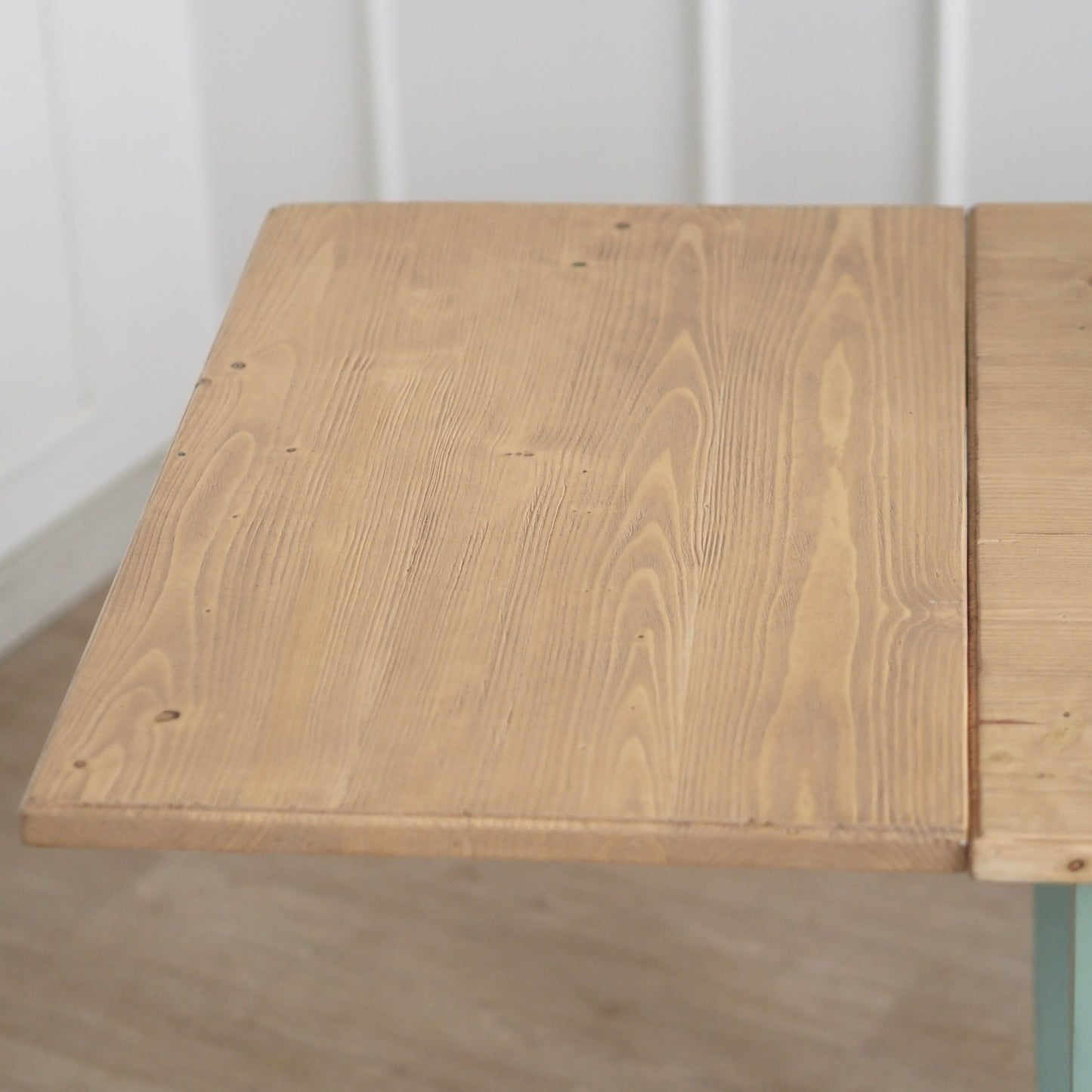 EPOCHE 1910 - Ausziehbarer Landhaus-Küchentisch in Mintgrün, Natur Vintage Esstisch