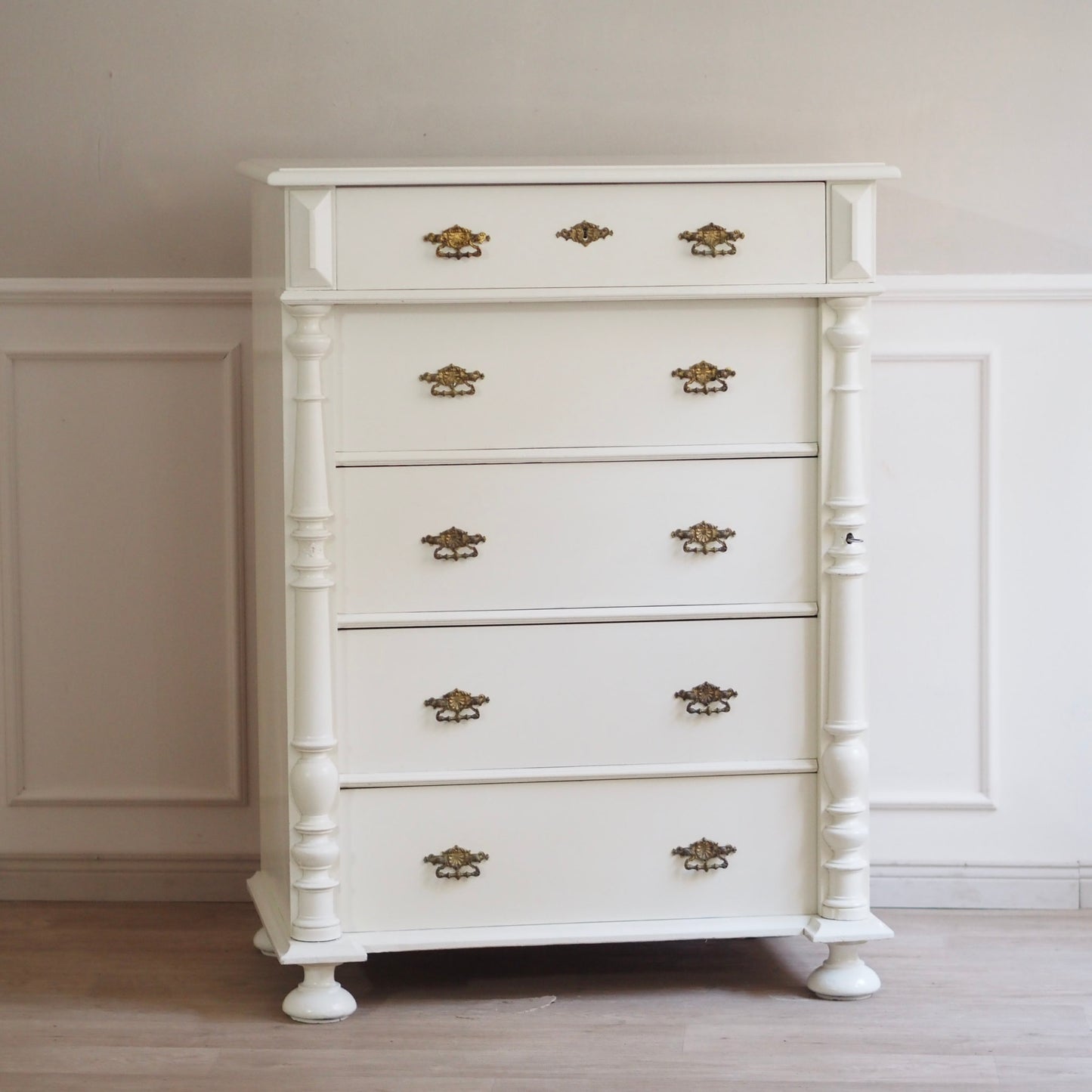 EPOCHE 1890 - Gründerzeit Kommode in Altweiß gefasst mit Schubladen und raffiniertem Schloss