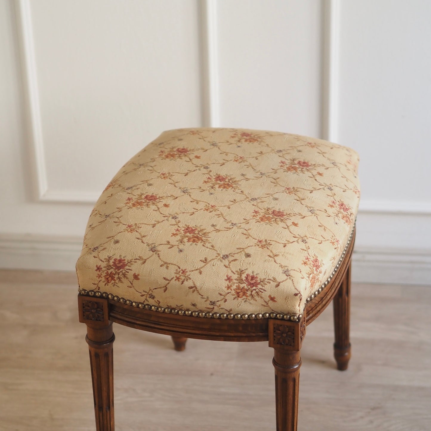 EPOCHE 1900 - Antiker Sitz,- Schminkhocker mit Blütenstoff, französischer Polsterstuhl