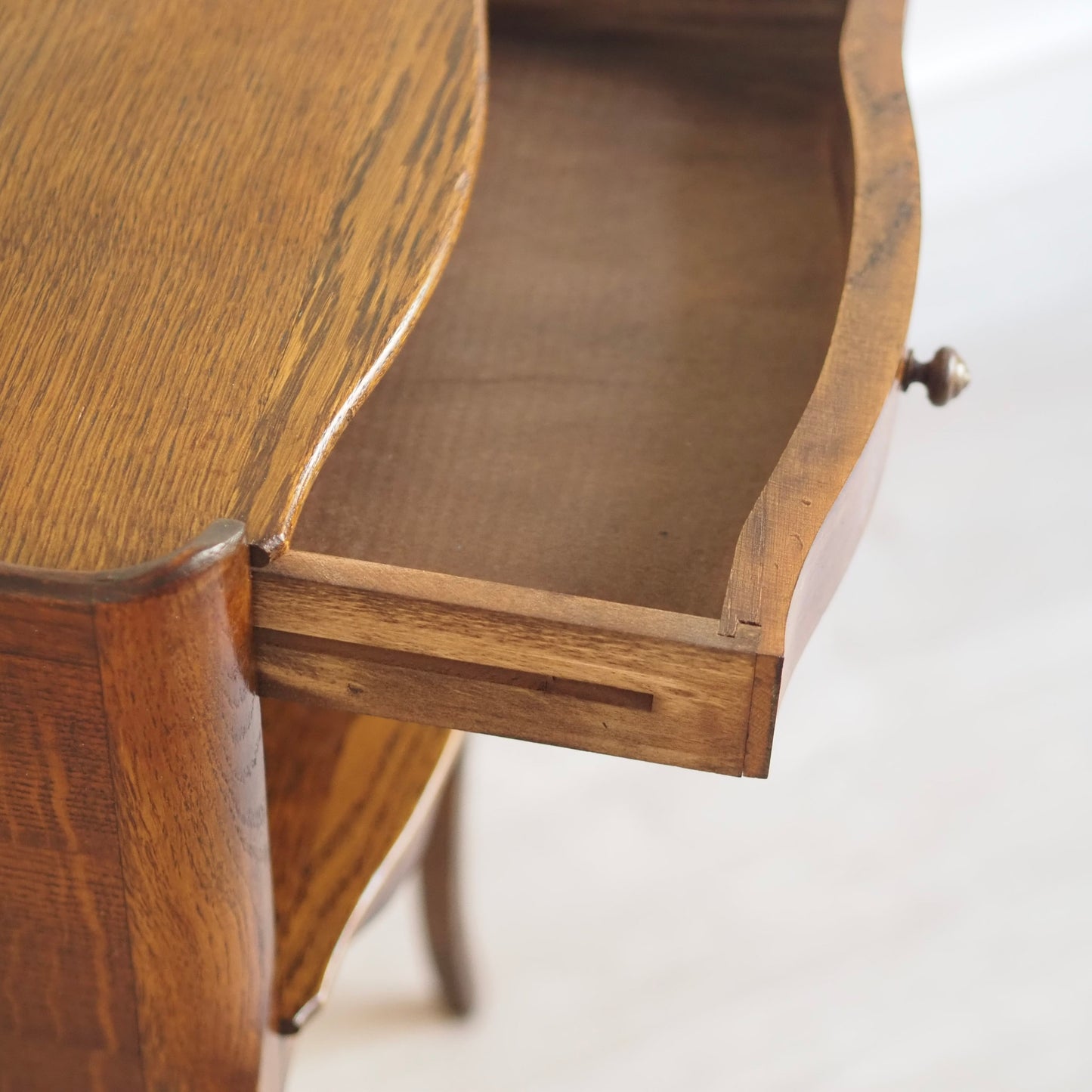 EPOCHE 1930 - Filigraner französischer Nachttisch aus Eiche, Louis XV