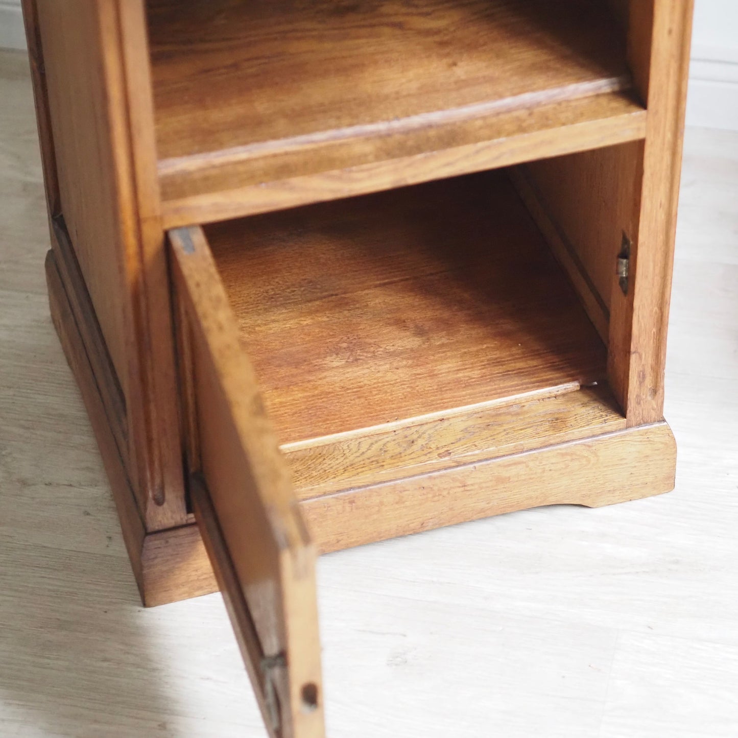 EPOCHE 1910 - Nachttisch mit rot-weißer Marmorplatte und Innenfach, Frankreich