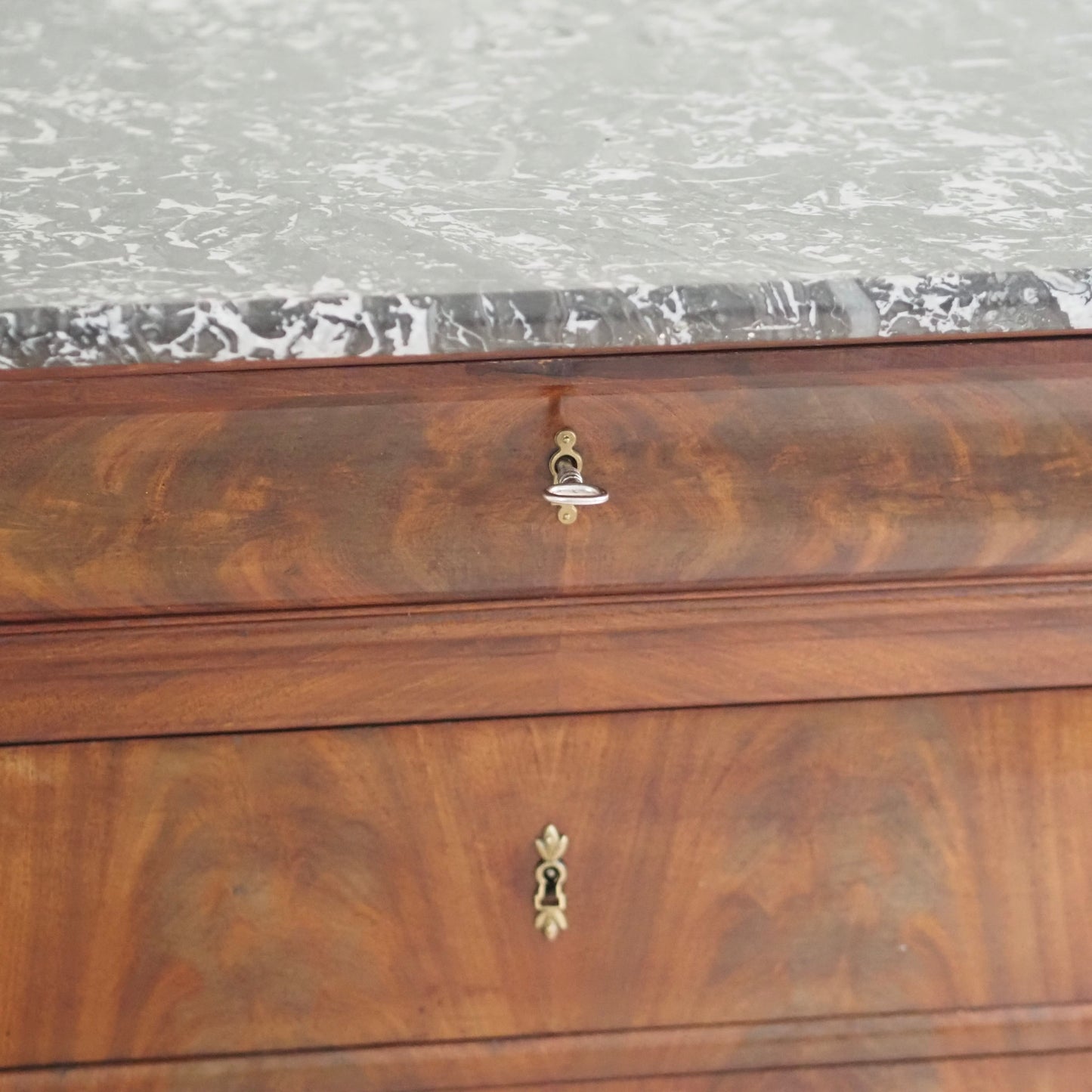 EPOCHE 1850 - Französische Kommode mit schwarzem Marmor - Louis-Philippe, Mahagoni