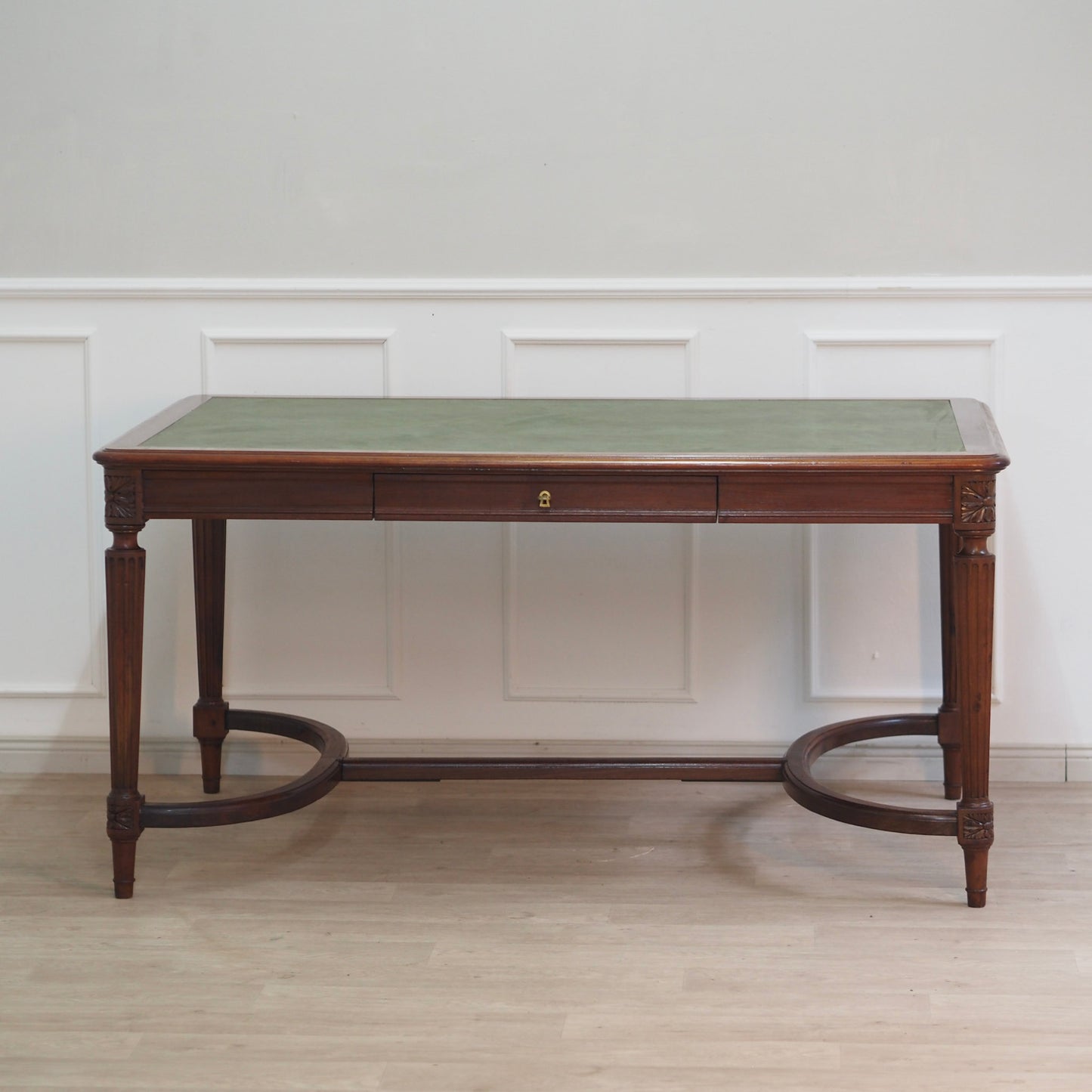 EPOCHE 1890 - Imposanter Mahagoni Schreibtisch mit grünem Leder - Louis Seize Stil