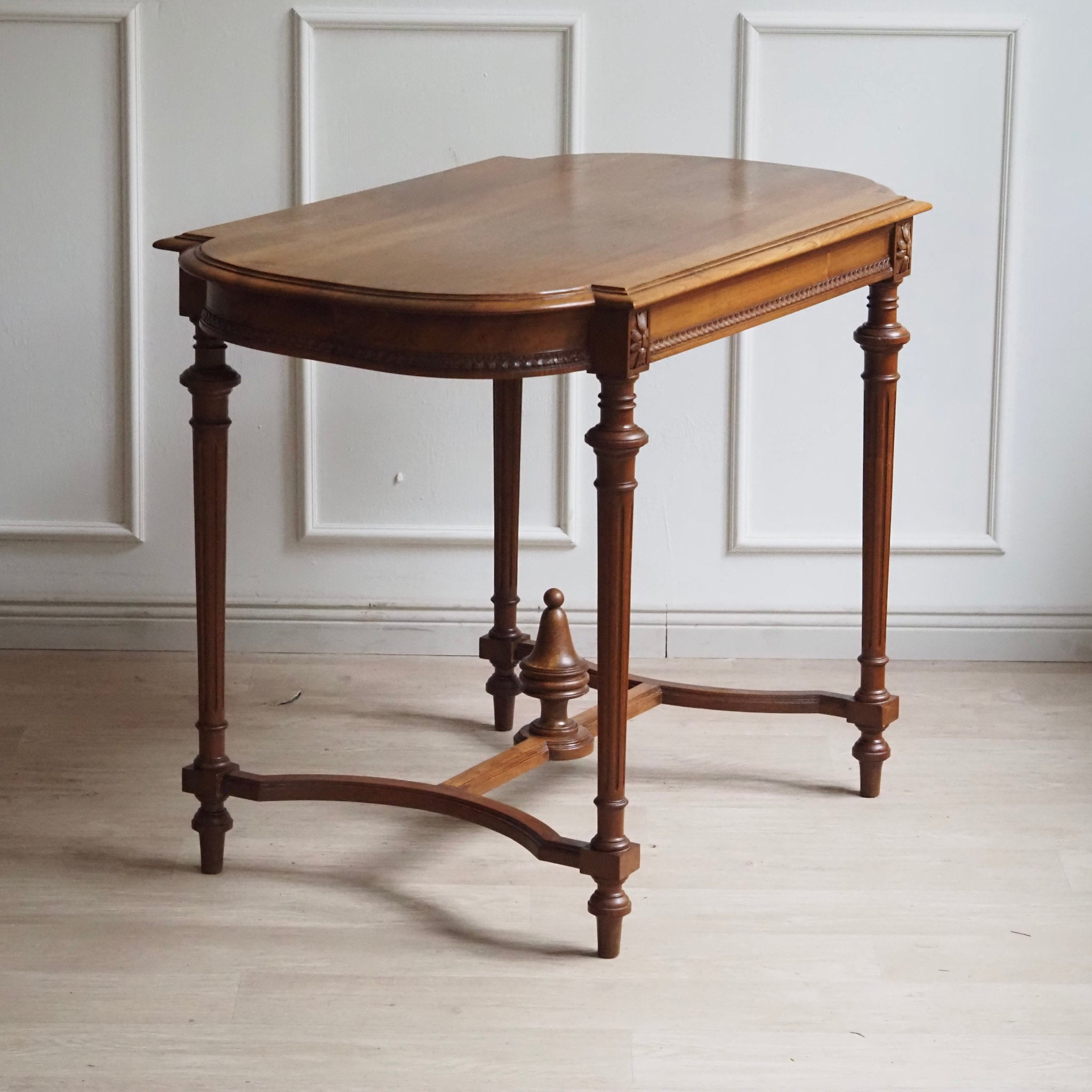 Historistischer Konsolentisch / Salontisch mit gedrechselten Beinen und Mittelsteg um 1900