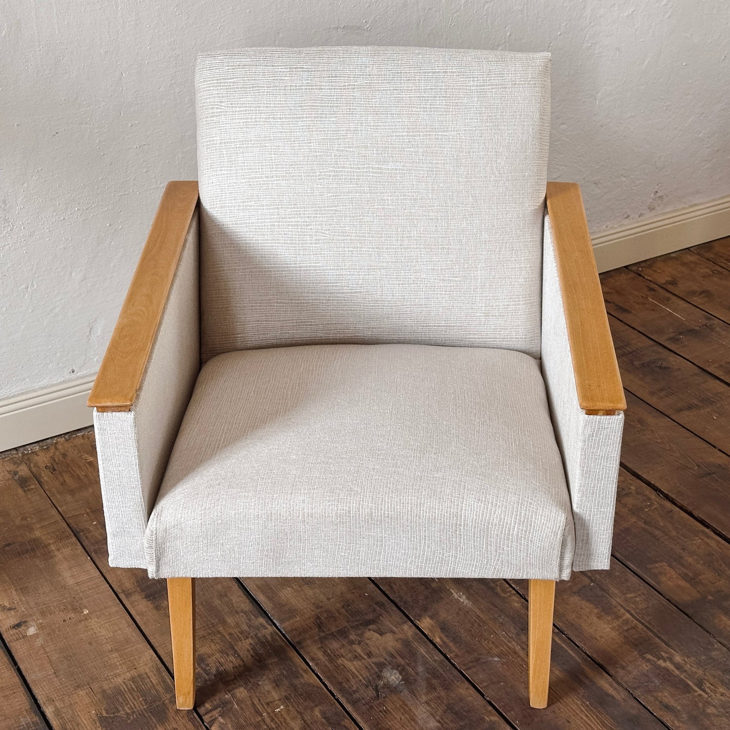 EPOCHE 1960 - Mid Century Sessel mit hellgrauem Bezug – Designklassiker