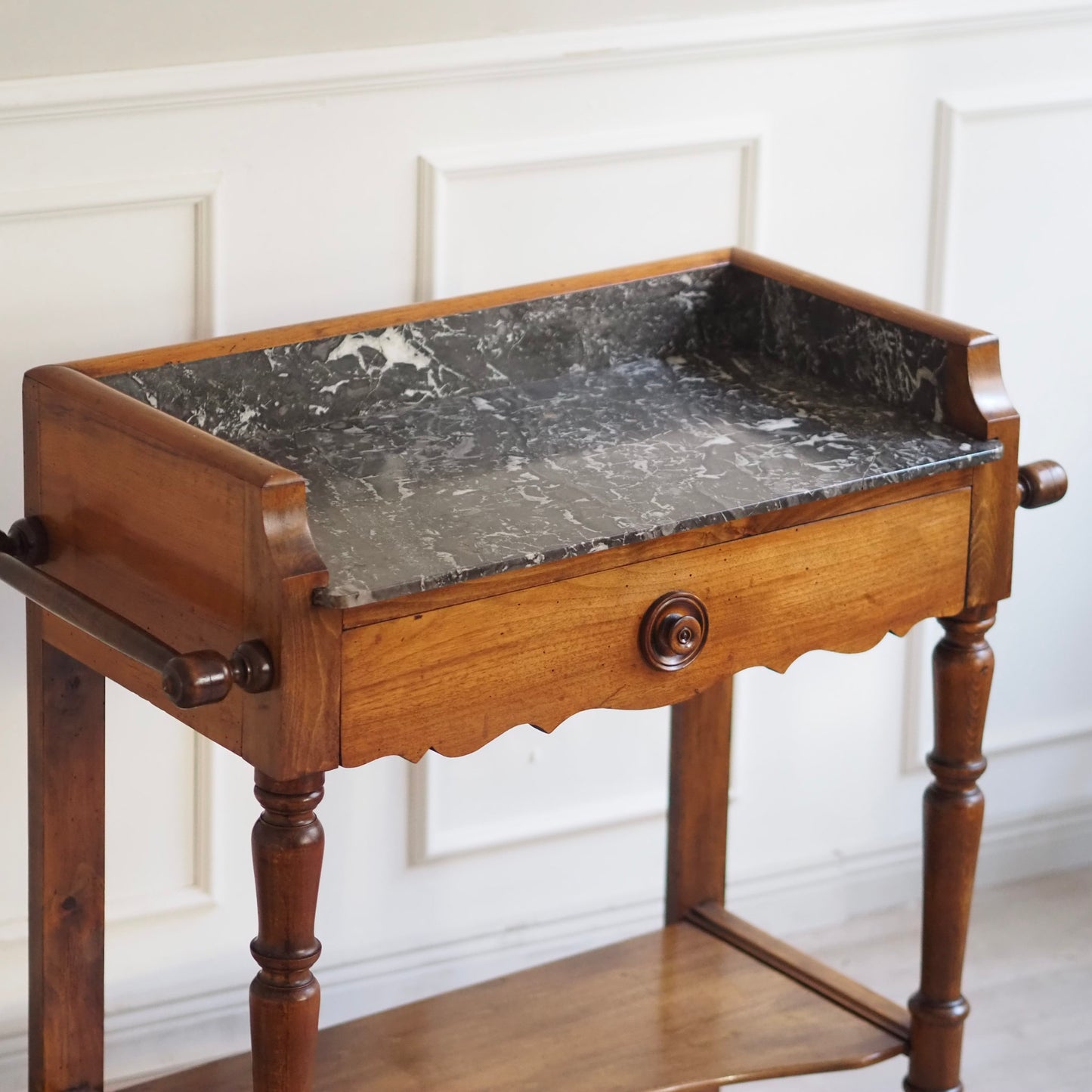 EPOCHE 1890 - Französischer Marmor-Waschtisch, Konsolentisch Louis Philippe Stil