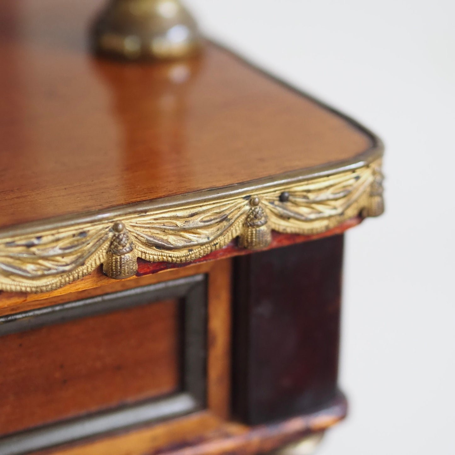 EPOCHE 1890 - Mahagoni Schminktisch mit Spiegel und Messingverzierung - Louis XVI Konsole